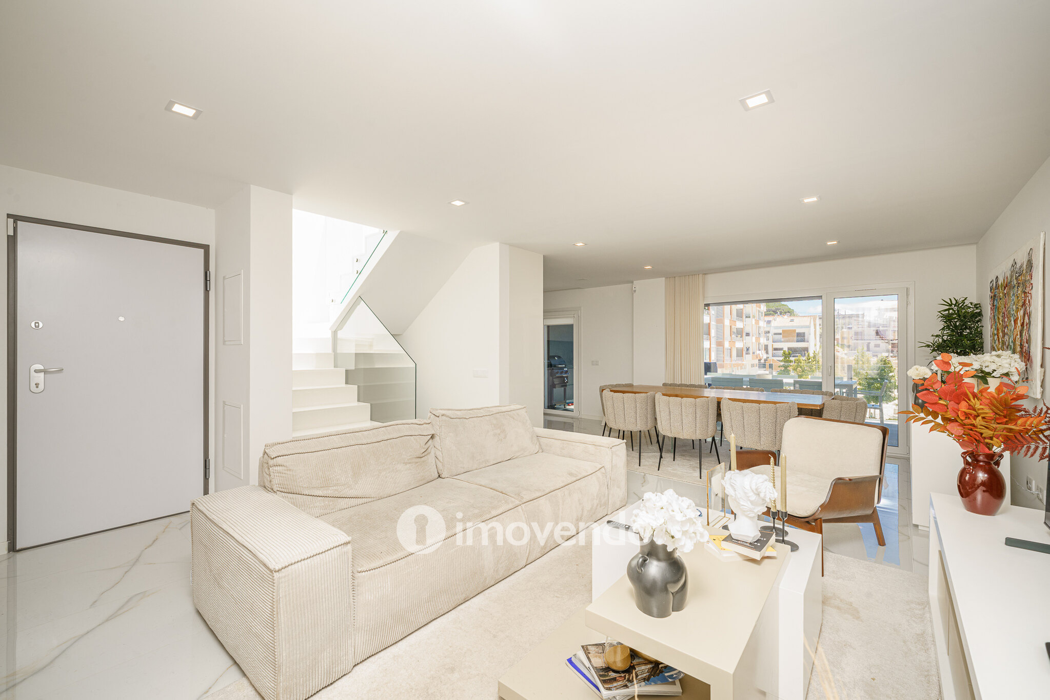 Moradia T3+1 moderna, com piscina e garagem, na Caparica