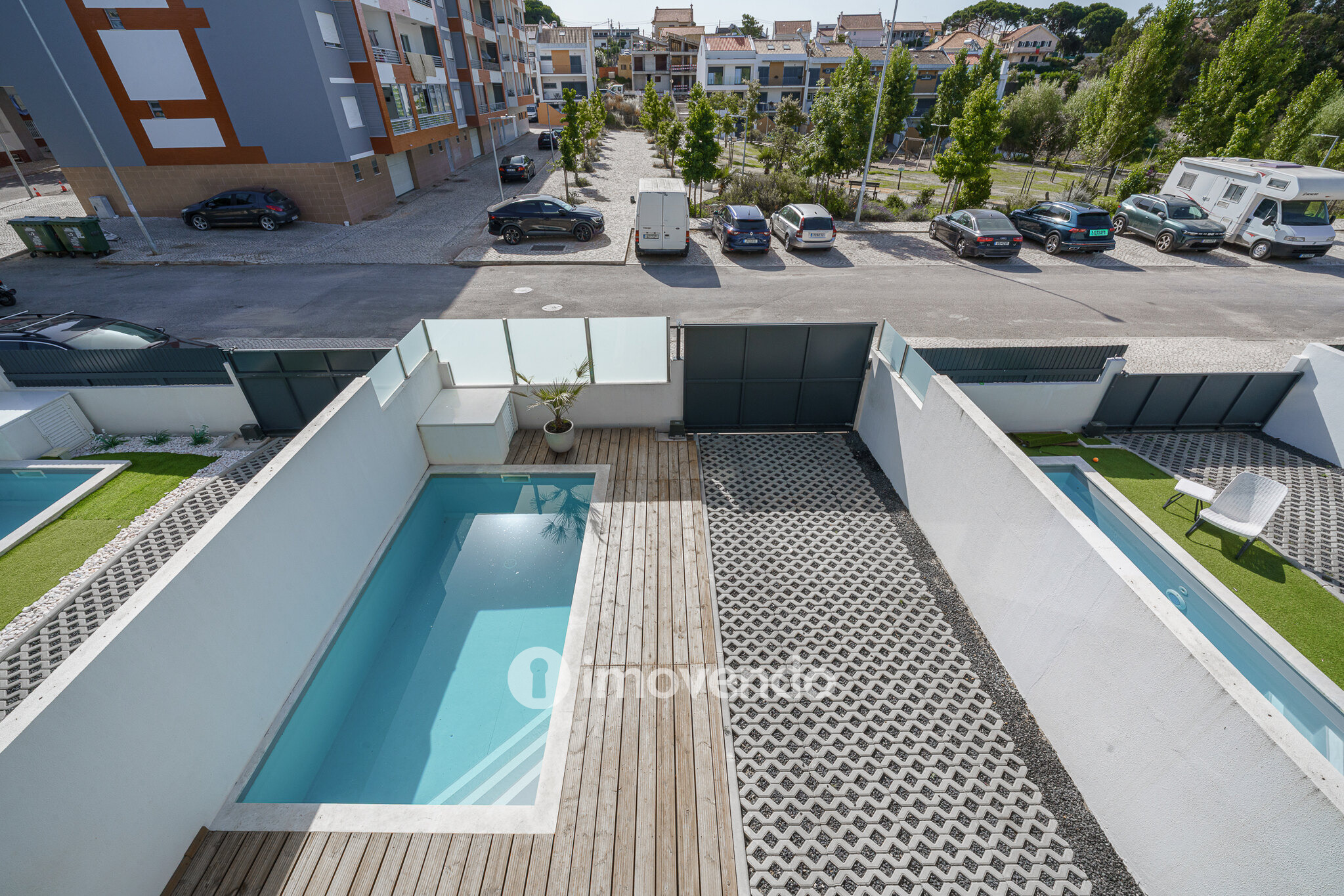 Moradia T3+1 moderna, com piscina e garagem, na Caparica