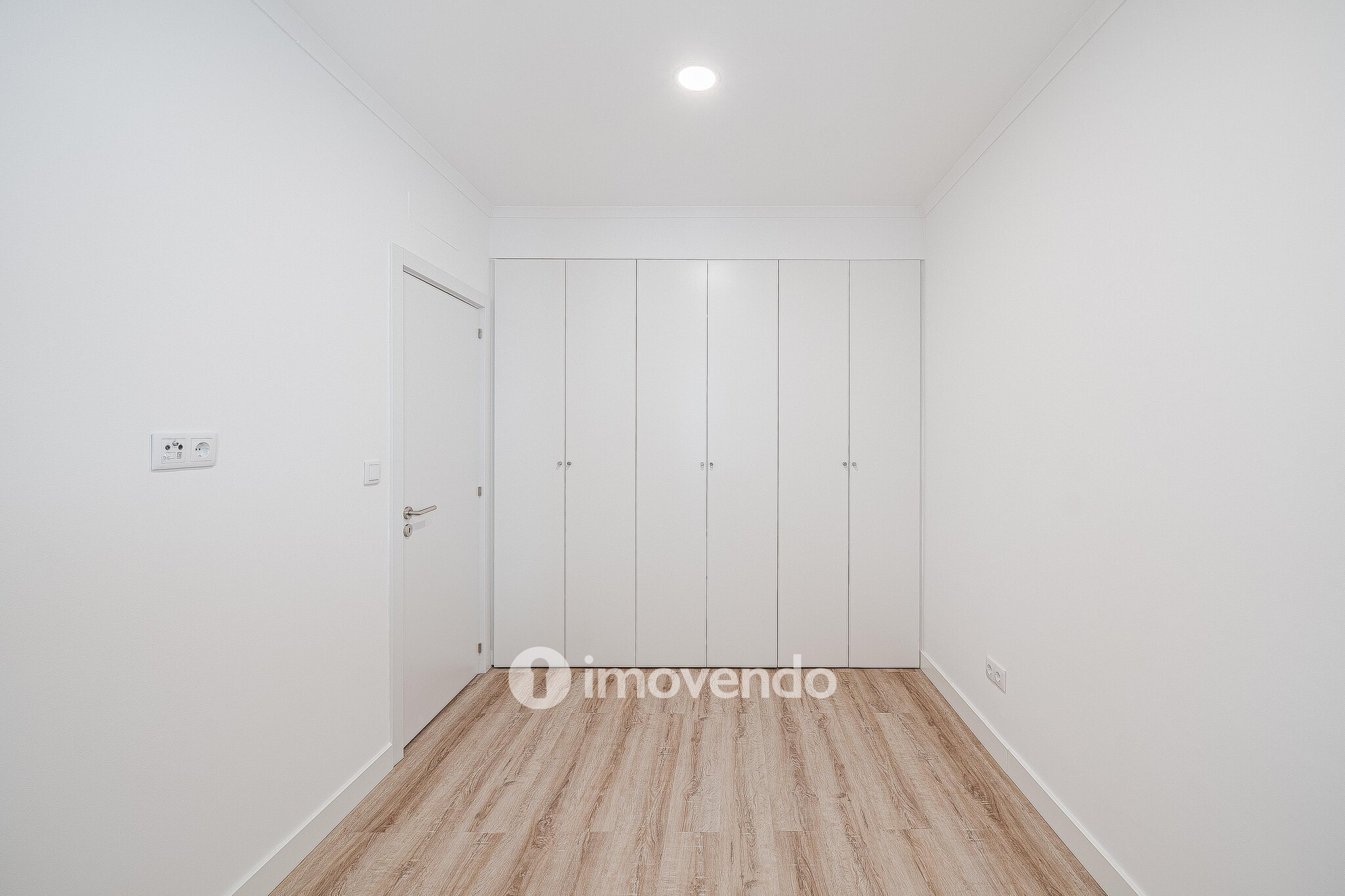 Apartamento T2 totalmente remodelado, com cozinha equipada, em Algés