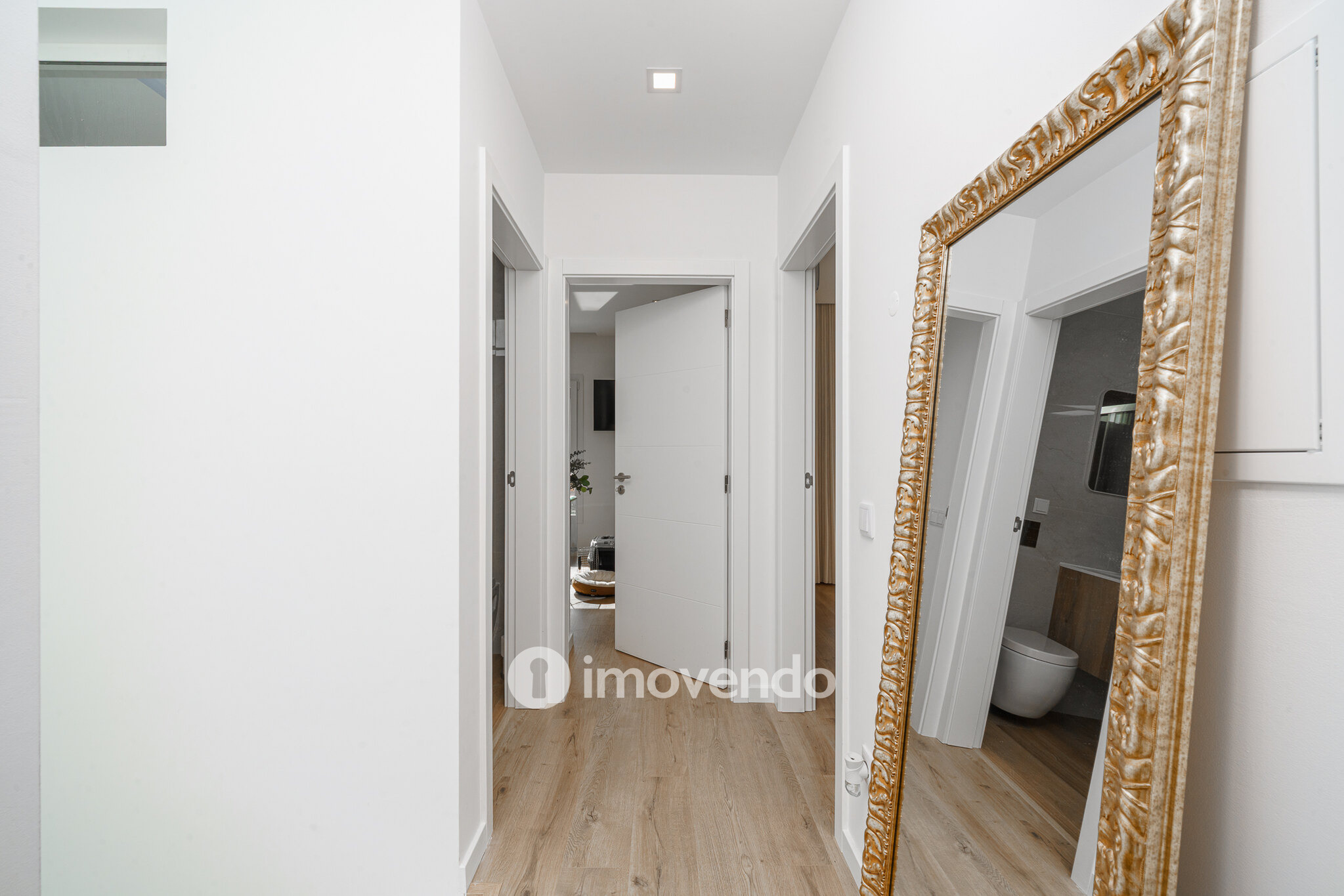 Moradia T3+1 moderna, com piscina e garagem, na Caparica