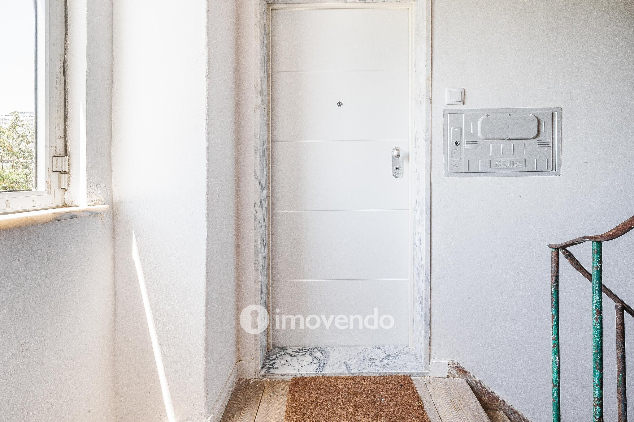 Apartamento T2 totalmente remodelado, com cozinha equipada, em Algés