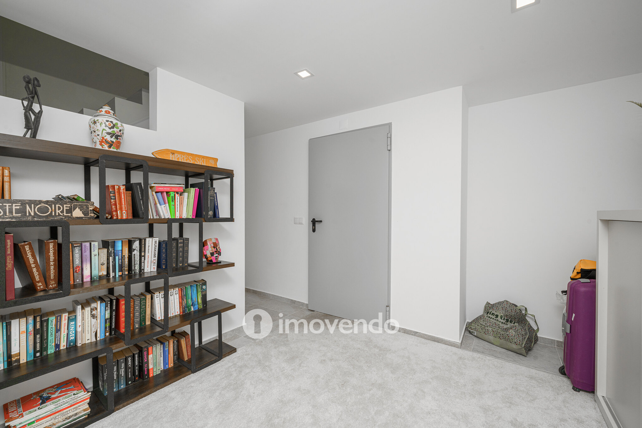 Moradia T3+1 moderna, com piscina e garagem, na Caparica