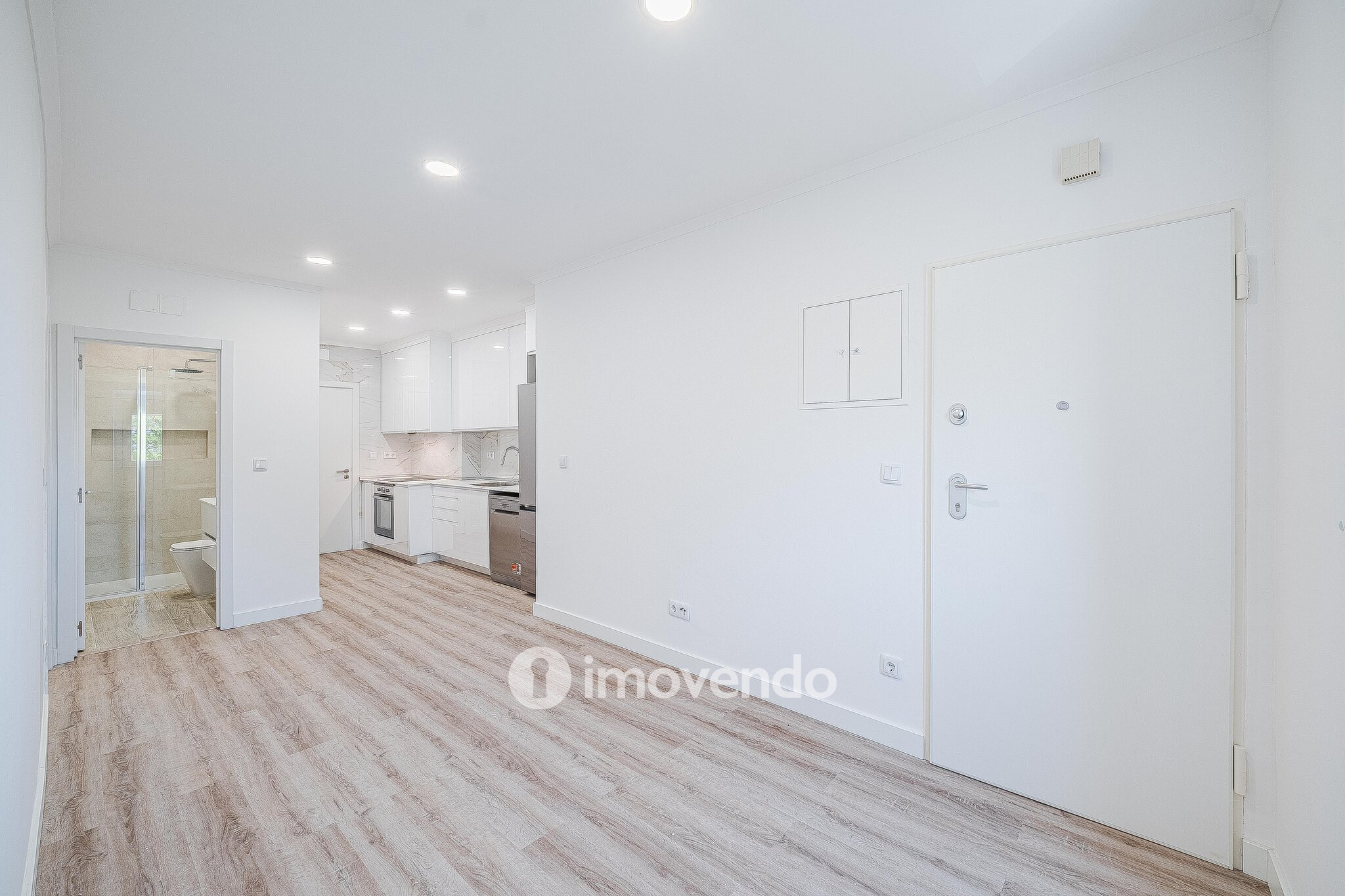 Apartamento T2 totalmente remodelado, com cozinha equipada, em Algés