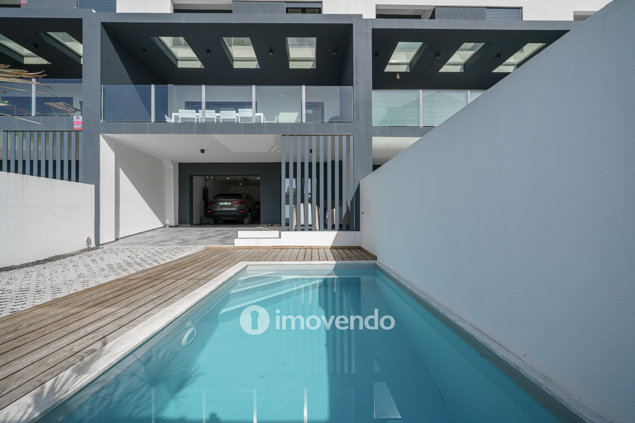 Moradia T3+1 moderna, com piscina e garagem, na Caparica