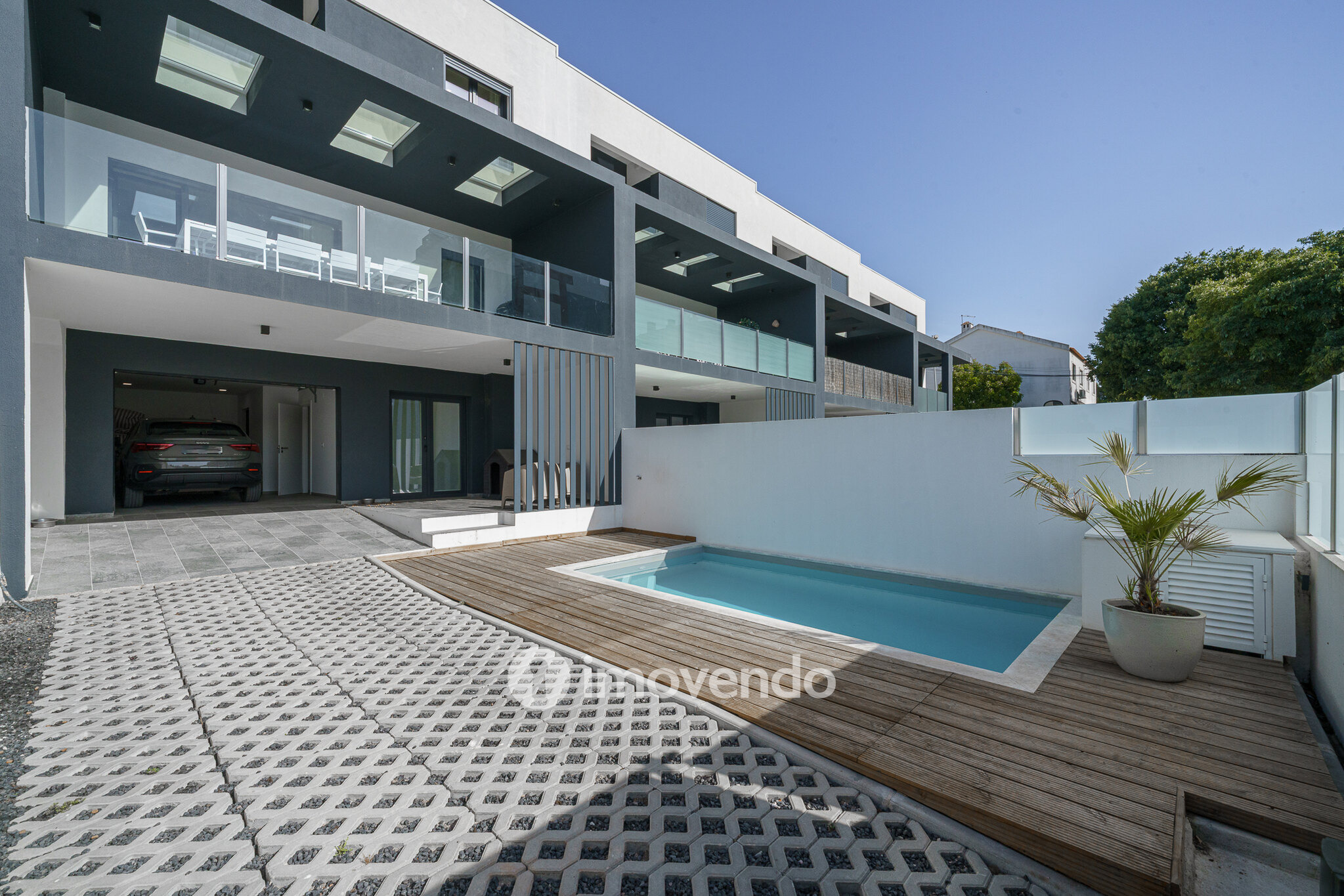 Moradia T3+1 moderna, com piscina e garagem, na Caparica