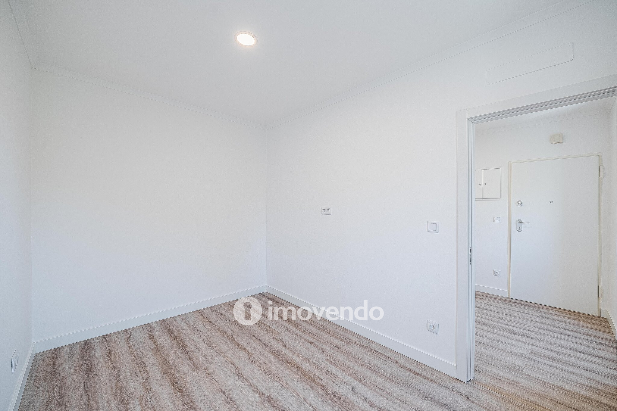 Apartamento T2 totalmente remodelado, com cozinha equipada, em Algés