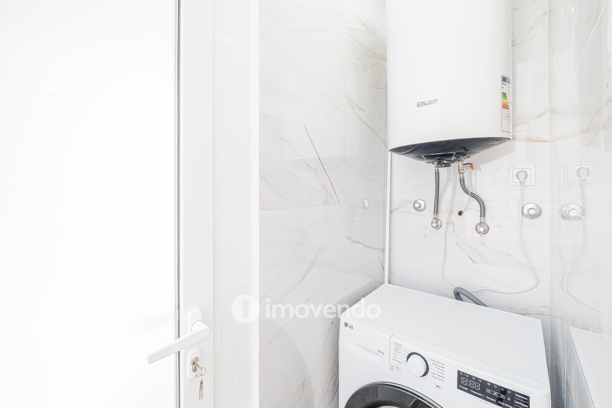 Apartamento T2 totalmente remodelado, com cozinha equipada, em Algés