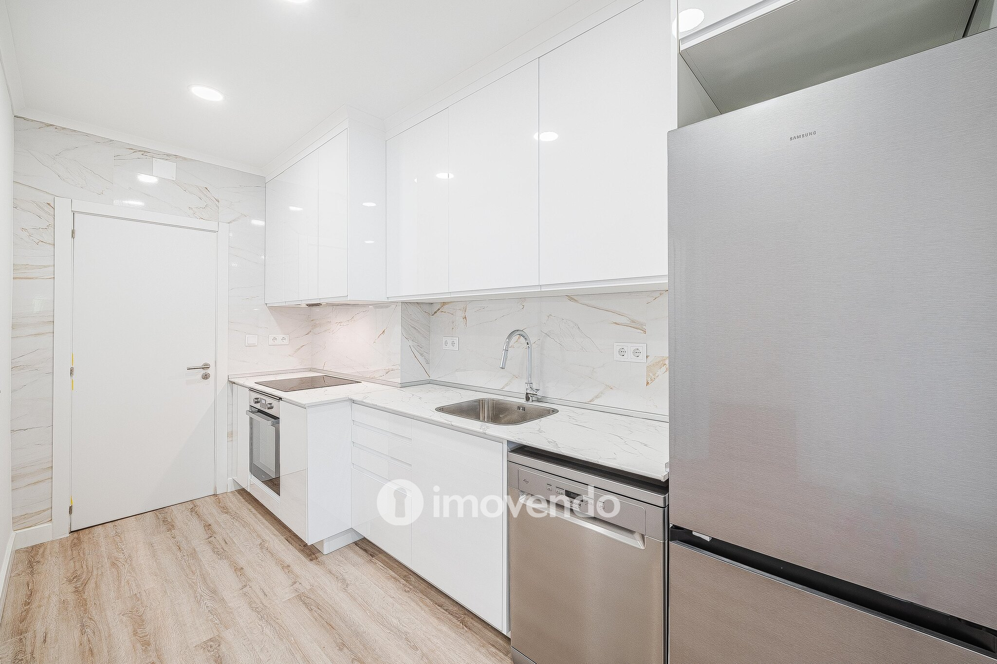 Apartamento T2 totalmente remodelado, com cozinha equipada, em Algés