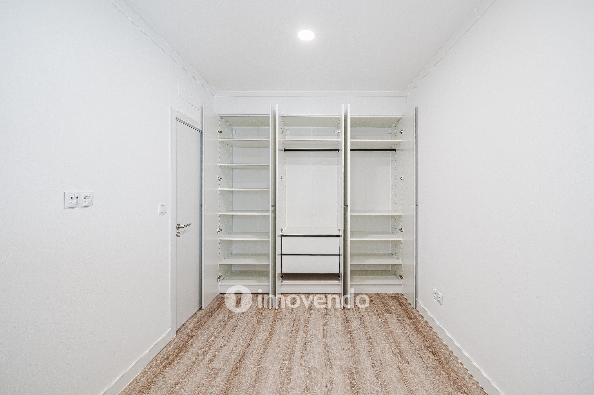 Apartamento T2 totalmente remodelado, com cozinha equipada, em Algés