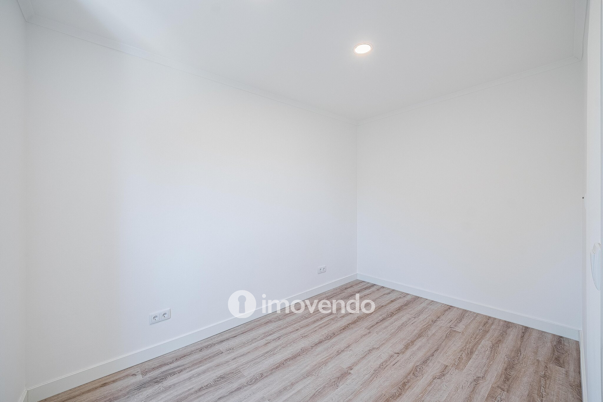 Apartamento T2 totalmente remodelado, com cozinha equipada, em Algés