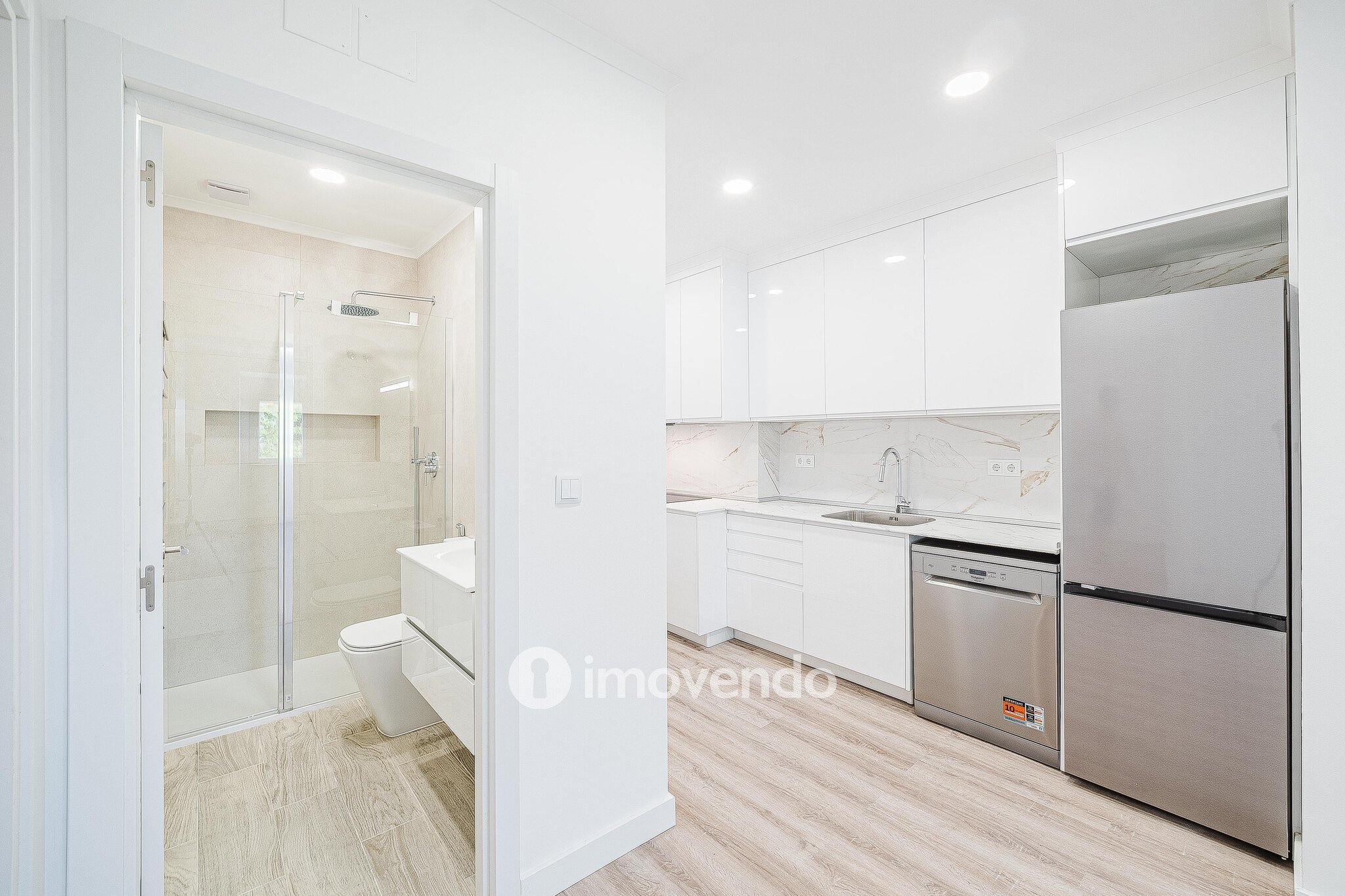 Apartamento T2 totalmente remodelado, com cozinha equipada, em Algés