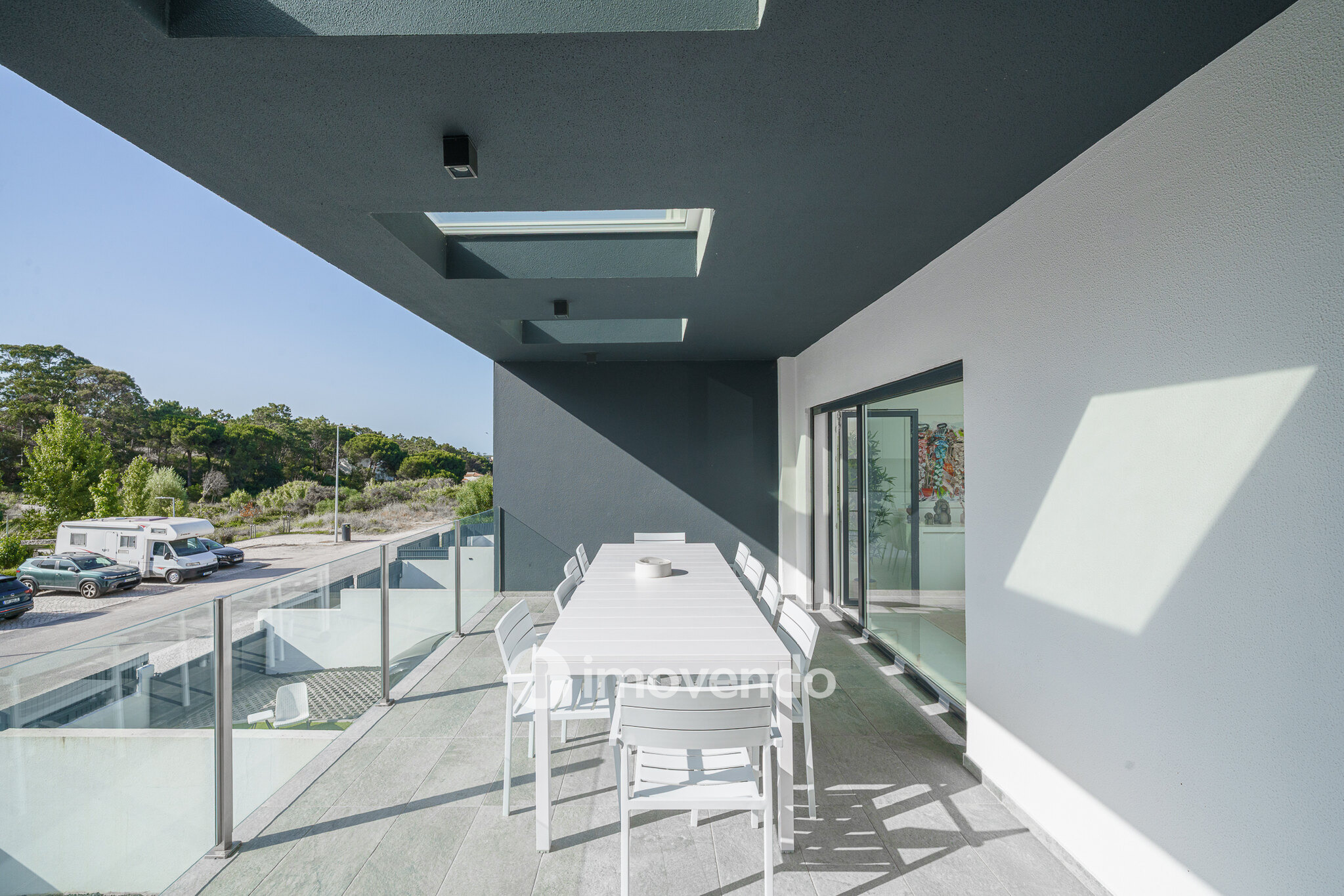 Moradia T3+1 moderna, com piscina e garagem, na Caparica