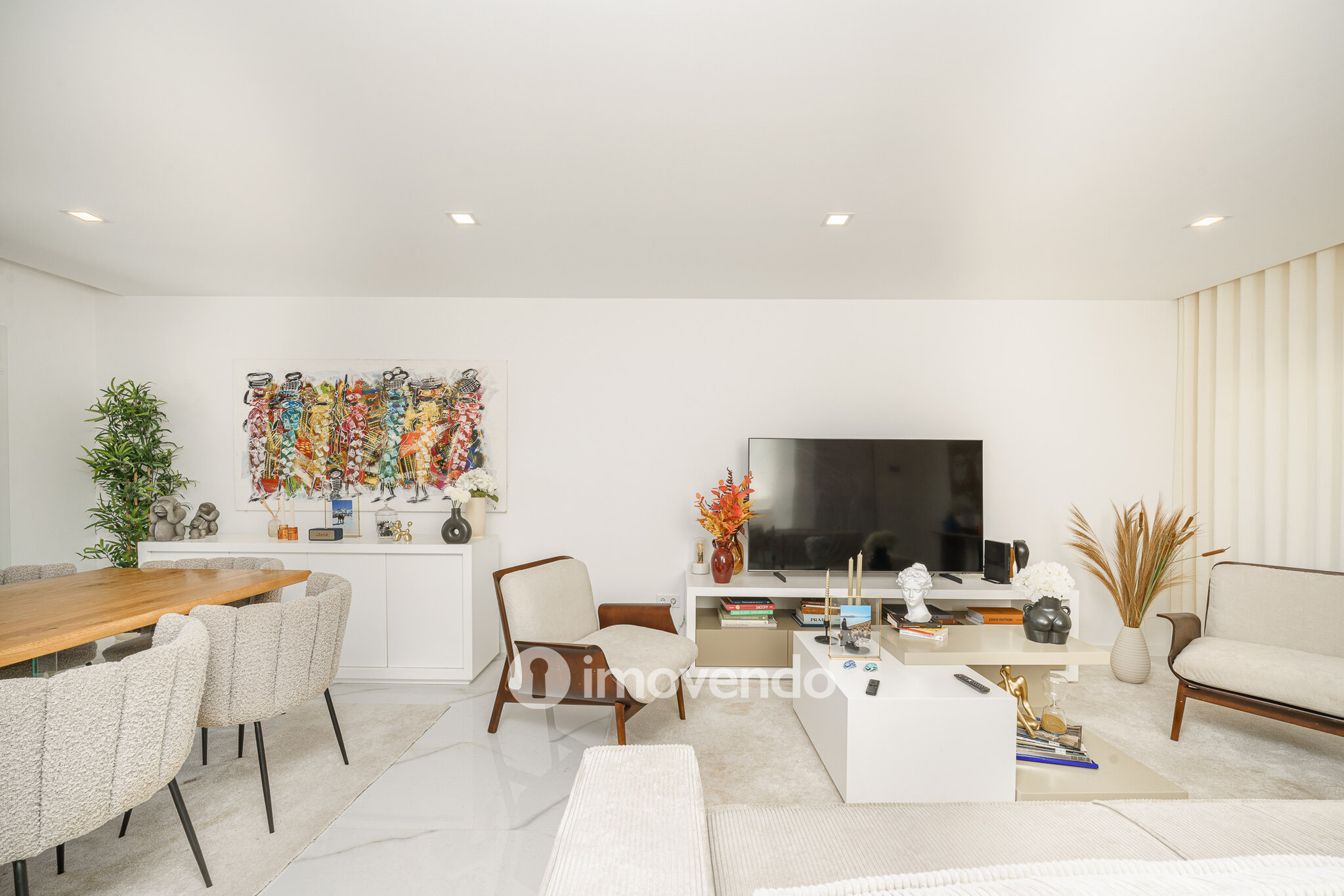 Moradia T3+1 moderna, com piscina e garagem, na Caparica
