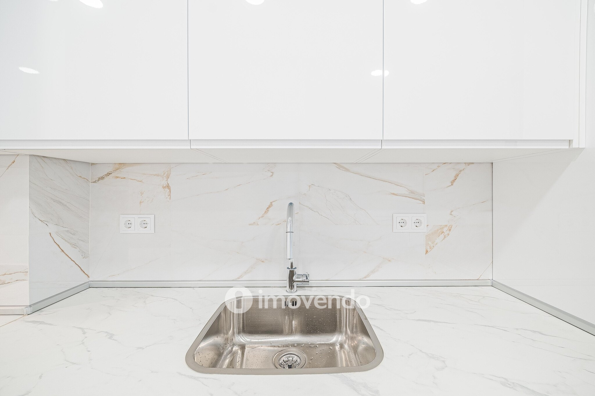 Apartamento T2 totalmente remodelado, com cozinha equipada, em Algés