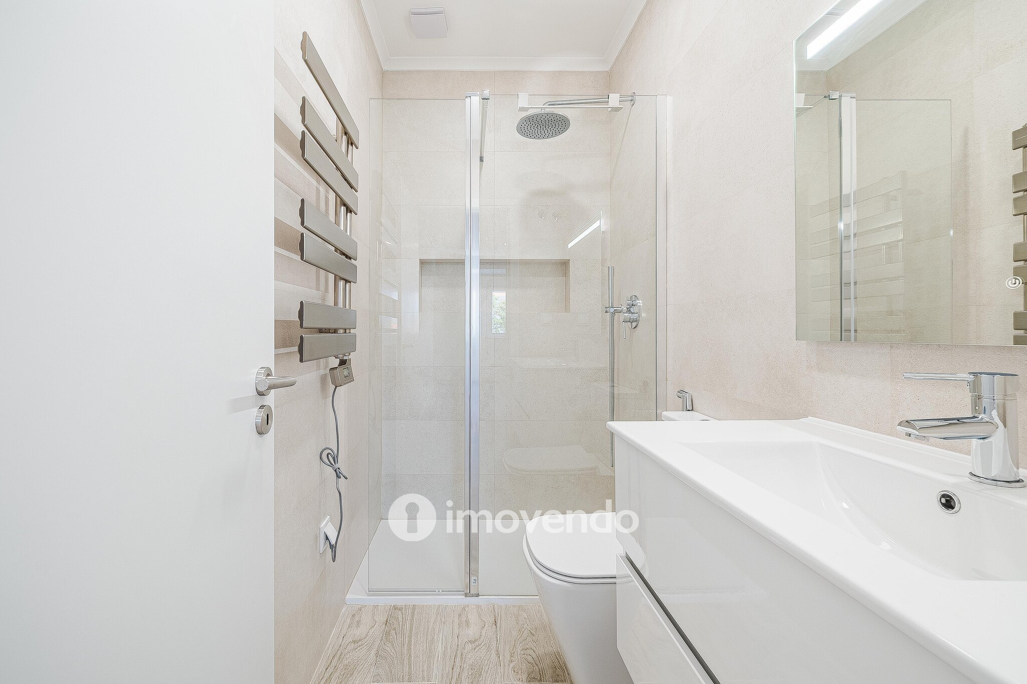 Apartamento T2 totalmente remodelado, com cozinha equipada, em Algés
