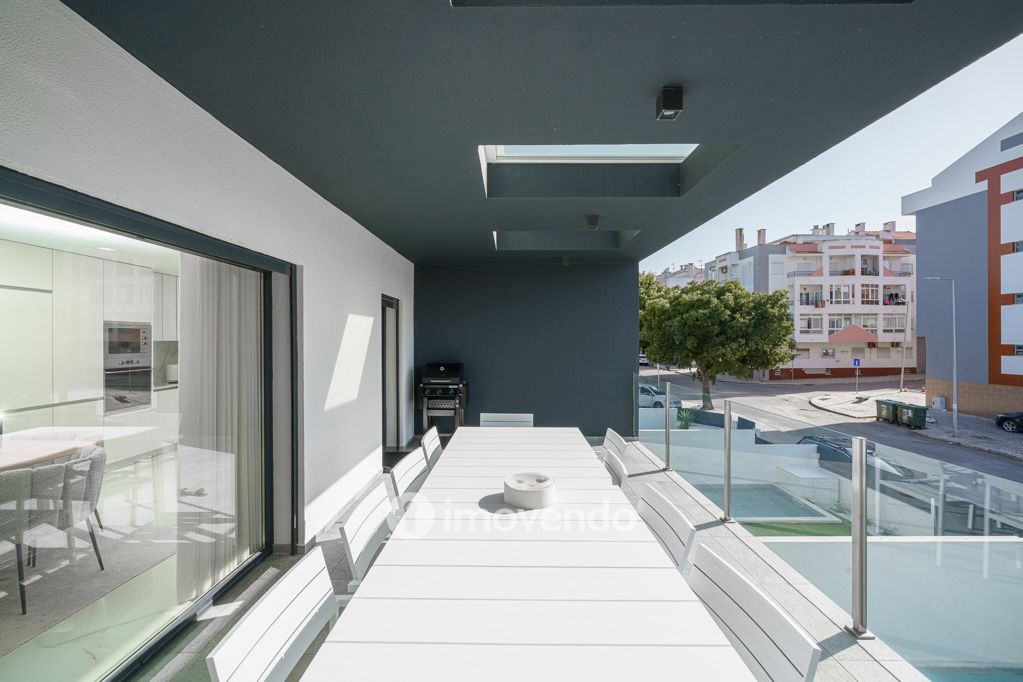 Moradia T3+1 moderna, com piscina e garagem, na Caparica