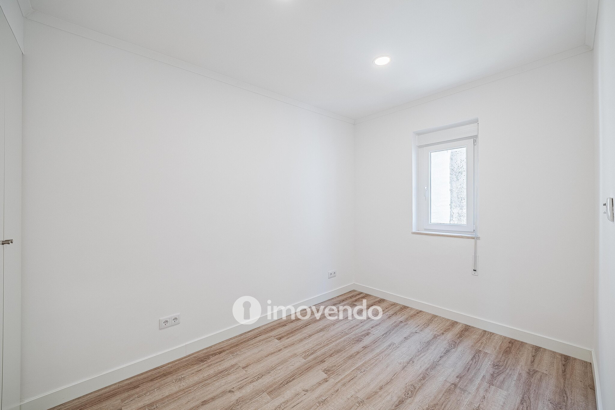 Apartamento T2 totalmente remodelado, com cozinha equipada, em Algés