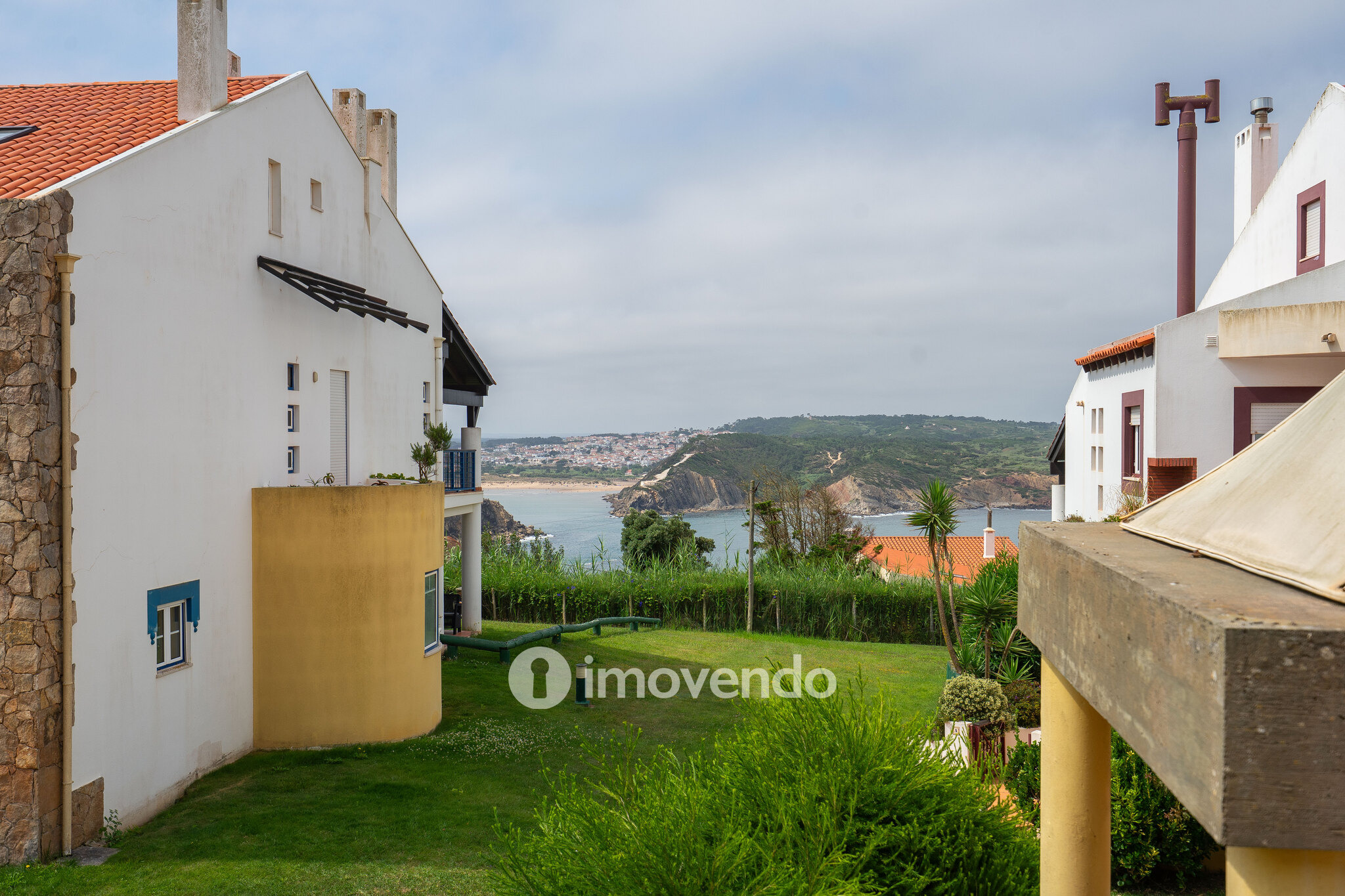 Apartamento T2, num condomínio com piscina, em São Martinho do Porto