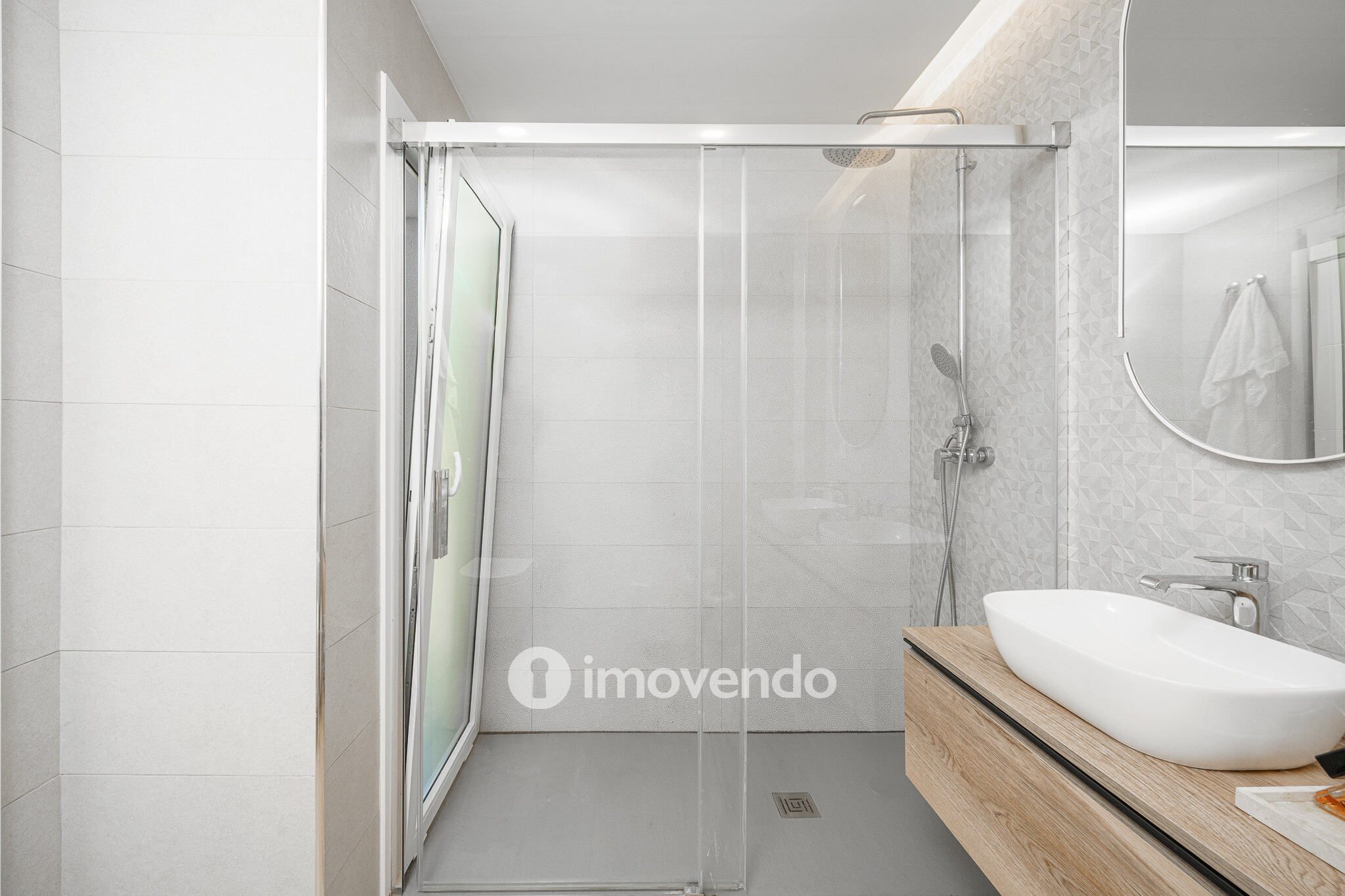 Moradia T3+1 moderna, com piscina e garagem, na Caparica