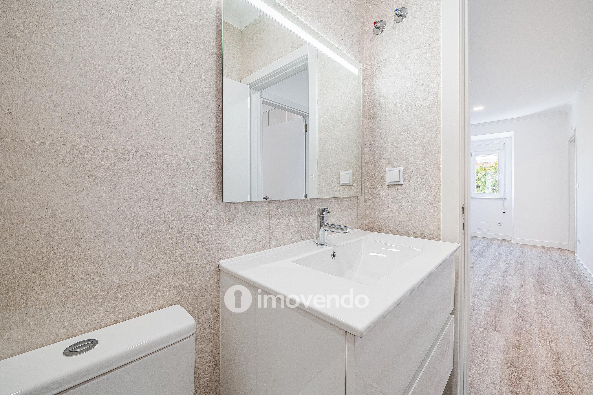 Apartamento T2 totalmente remodelado, com cozinha equipada, em Algés