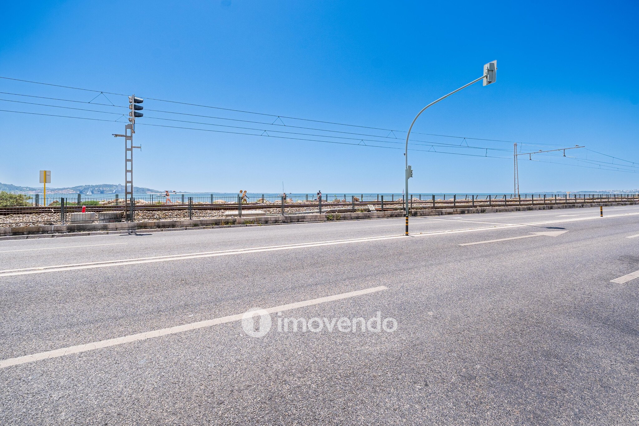 Apartamento T2 totalmente remodelado, com cozinha equipada, em Algés