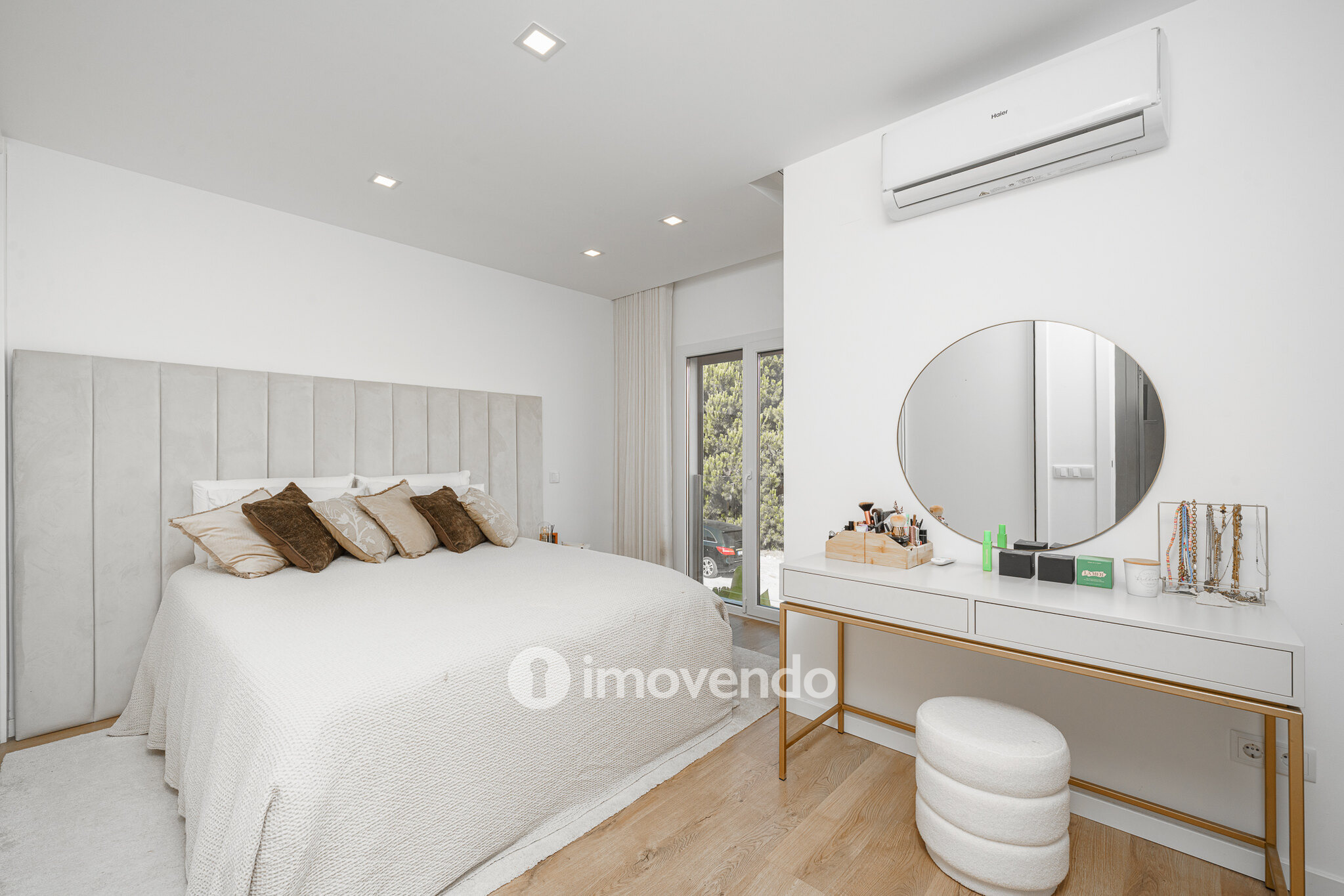 Moradia T3+1 moderna, com piscina e garagem, na Caparica