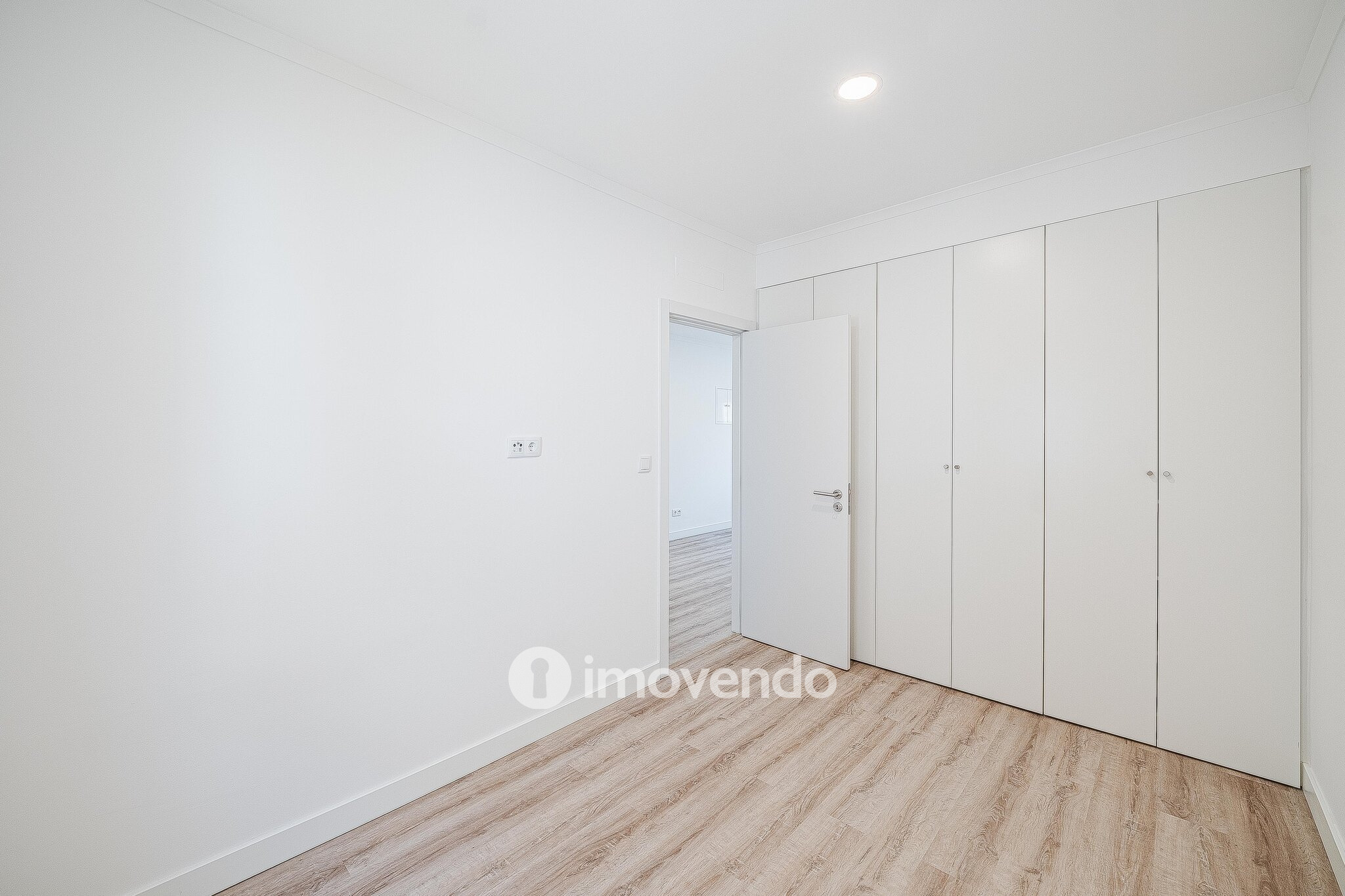 Apartamento T2 totalmente remodelado, com cozinha equipada, em Algés