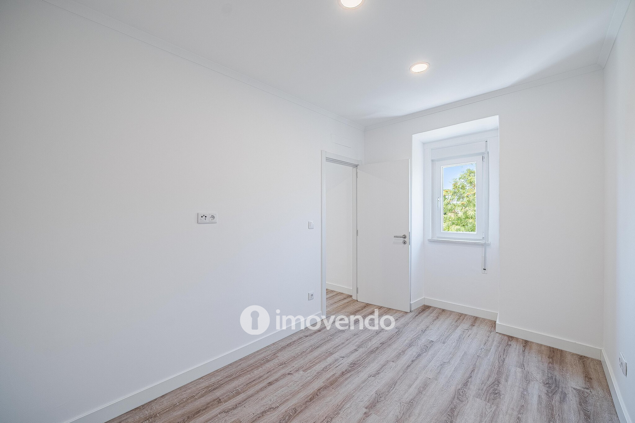 Apartamento T2 totalmente remodelado, com cozinha equipada, em Algés
