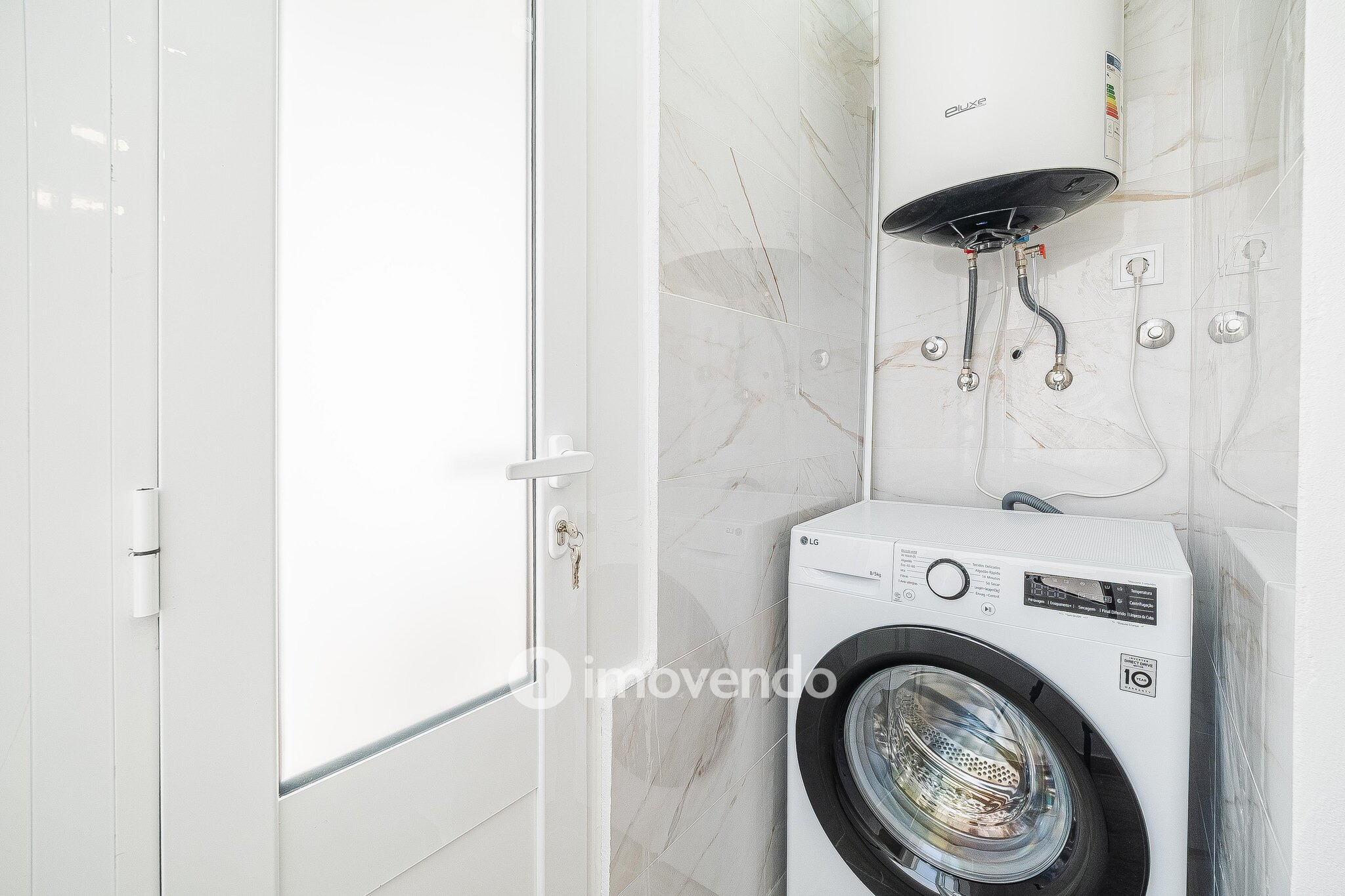 Apartamento T2 totalmente remodelado, com cozinha equipada, em Algés