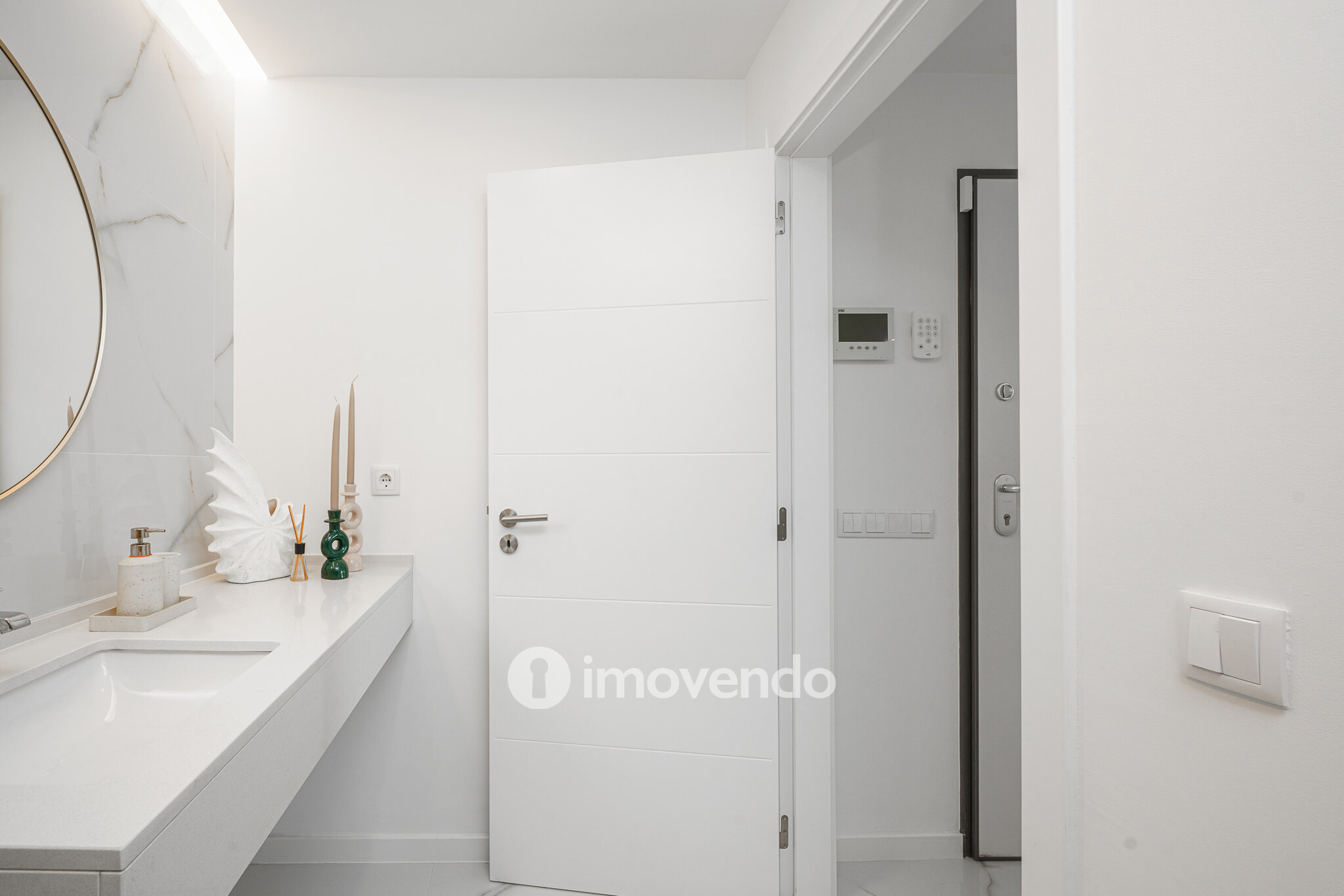 Moradia T3+1 moderna, com piscina e garagem, na Caparica