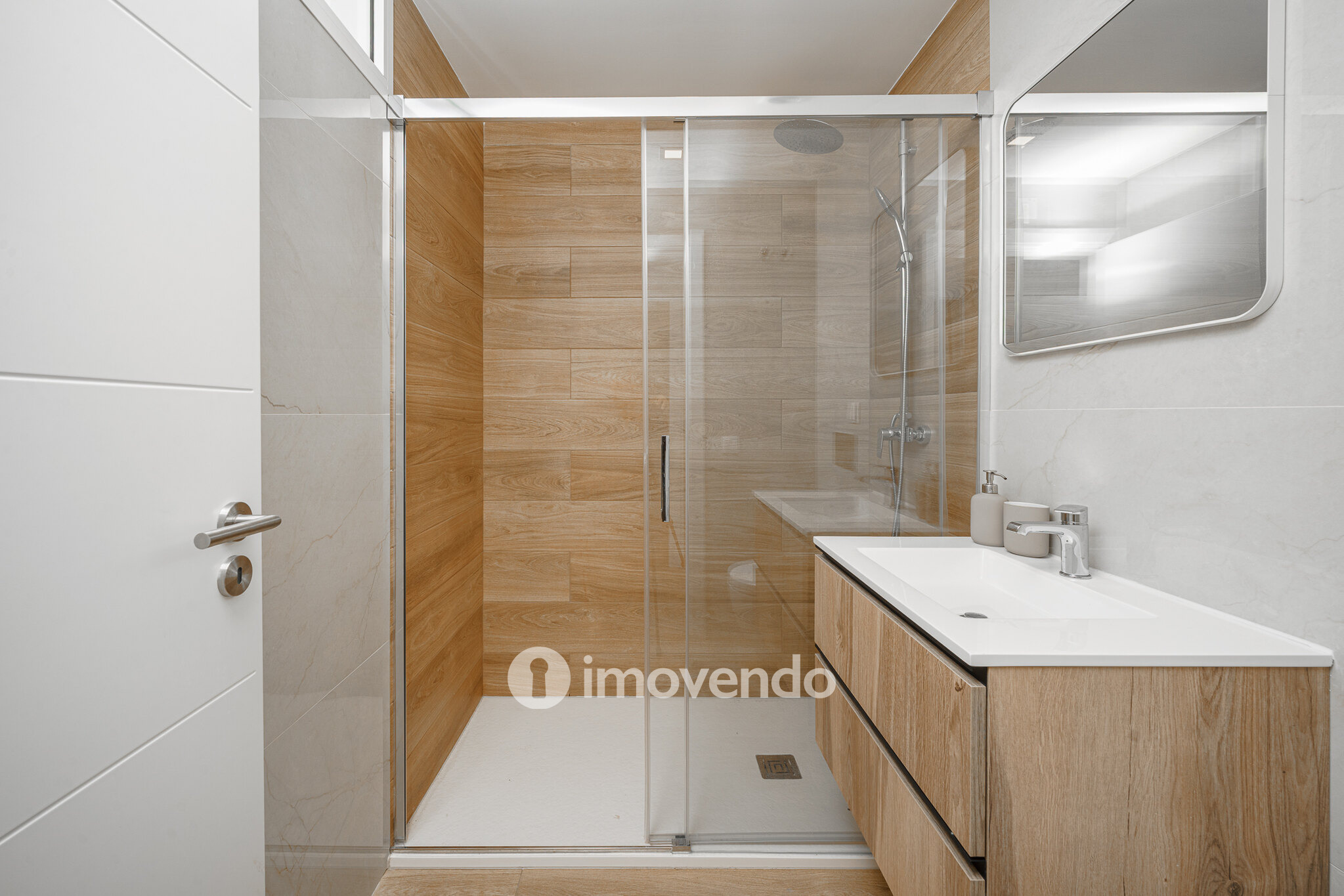 Moradia T3+1 moderna, com piscina e garagem, na Caparica