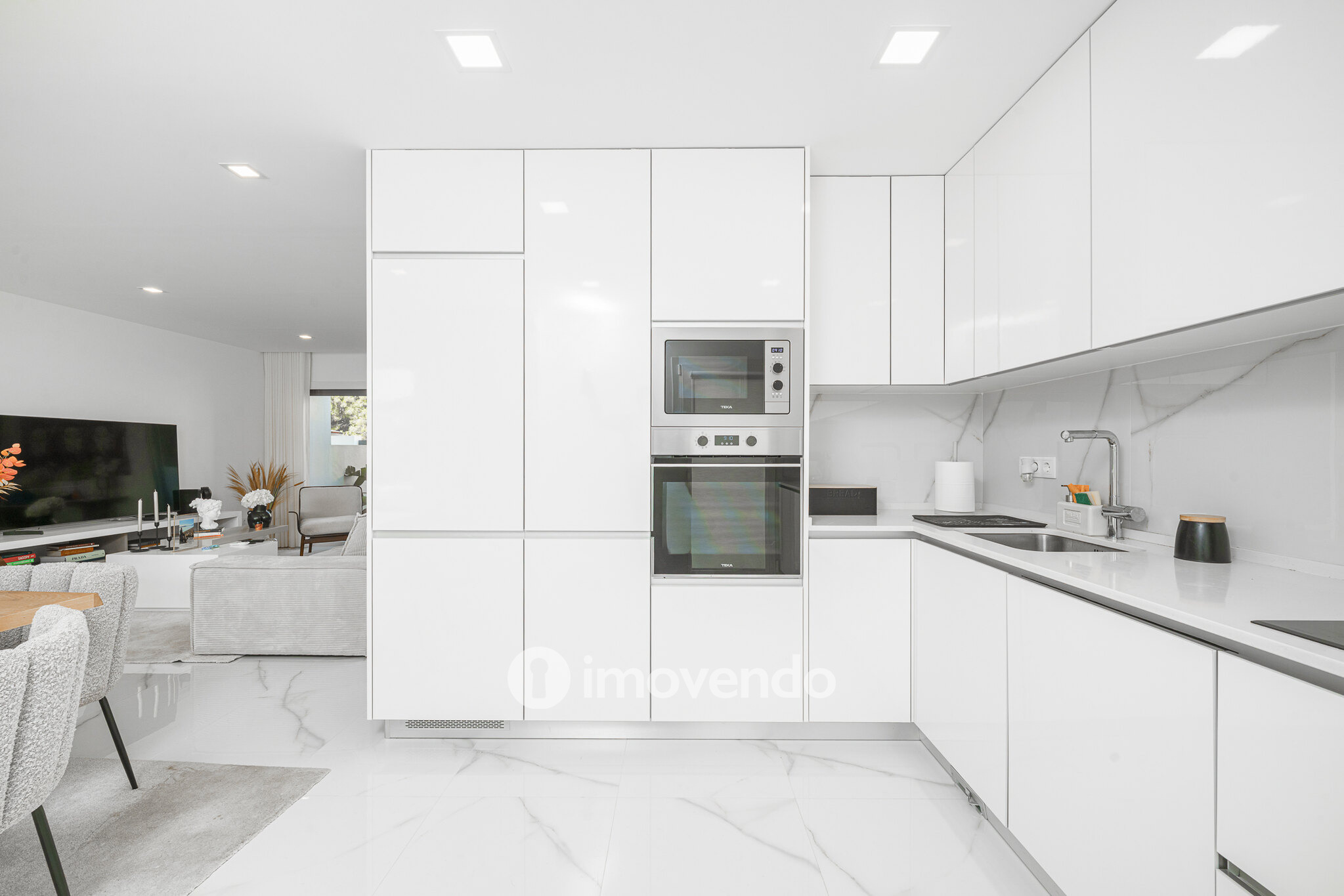 Moradia T3+1 moderna, com piscina e garagem, na Caparica