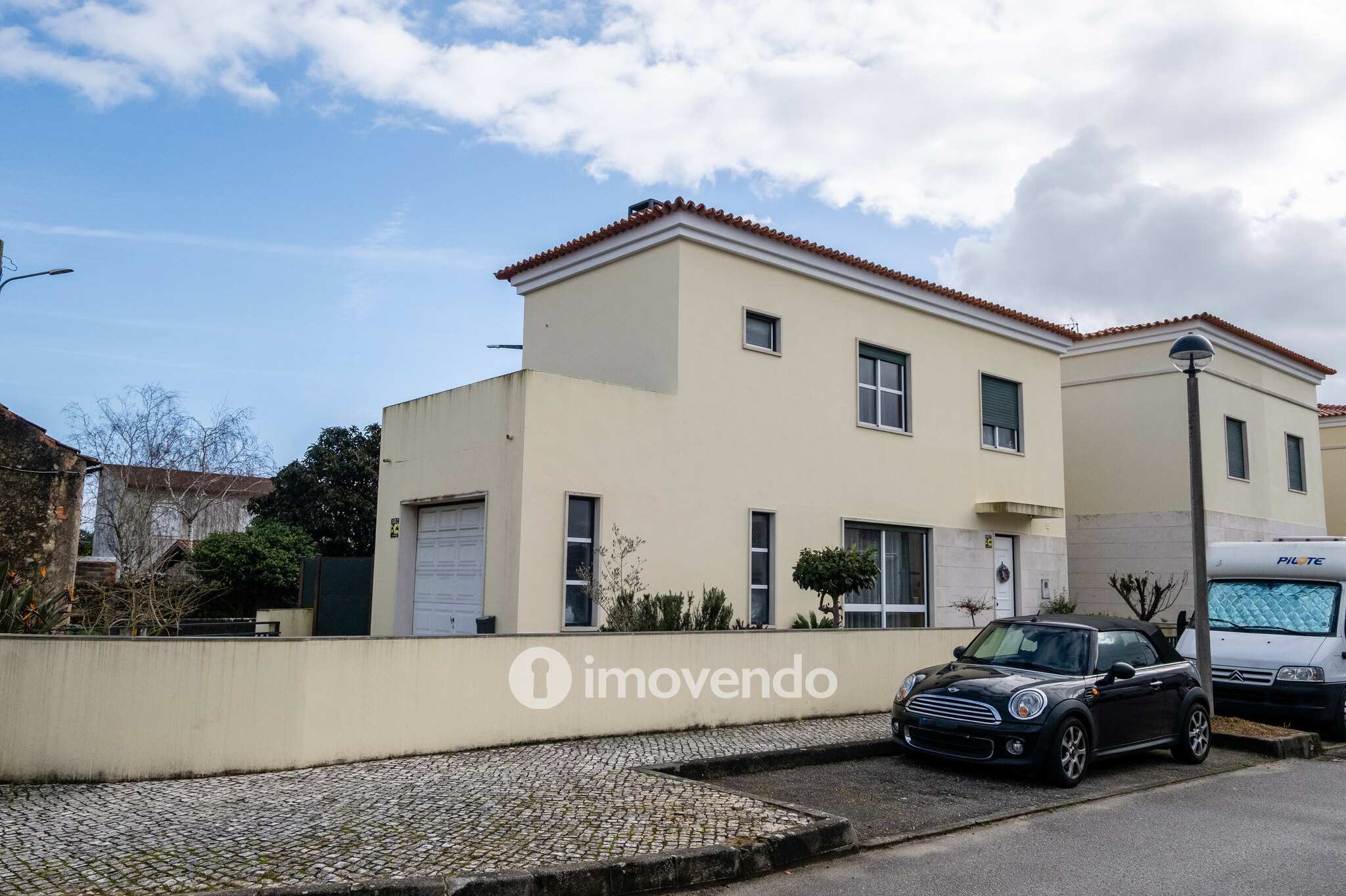 Moradia T3 mobilada e equipada, com garagem e jardim, na Mealhada
