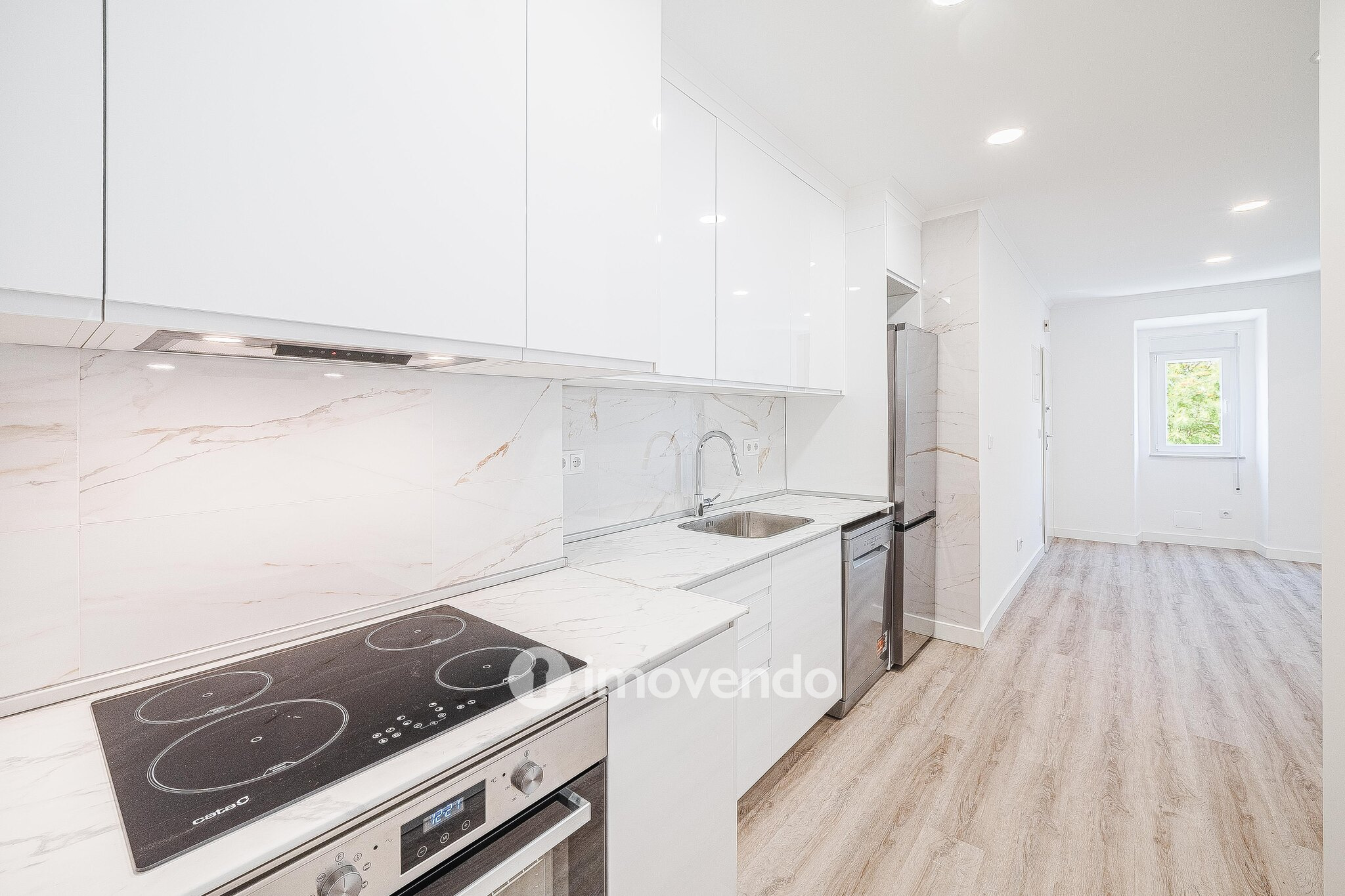 Apartamento T2 totalmente remodelado, com cozinha equipada, em Algés