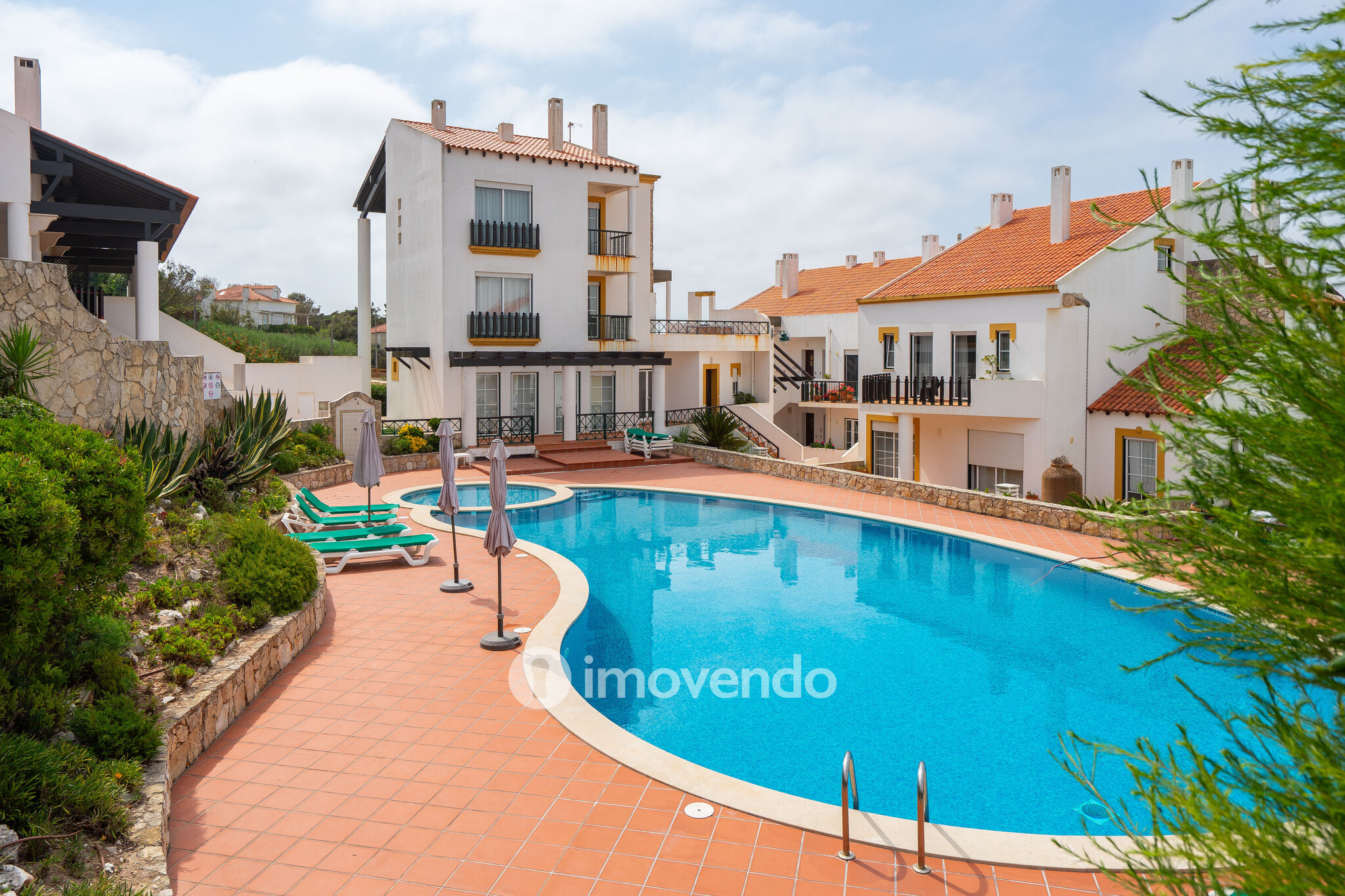 Apartamento T2, num condomínio com piscina, em São Martinho do Porto