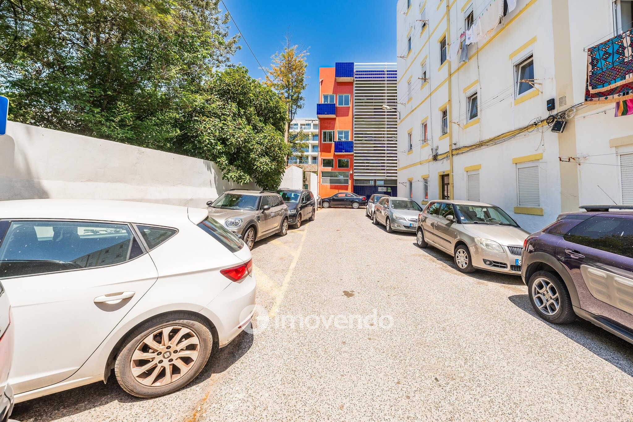 Apartamento T2 totalmente remodelado, com cozinha equipada, em Algés