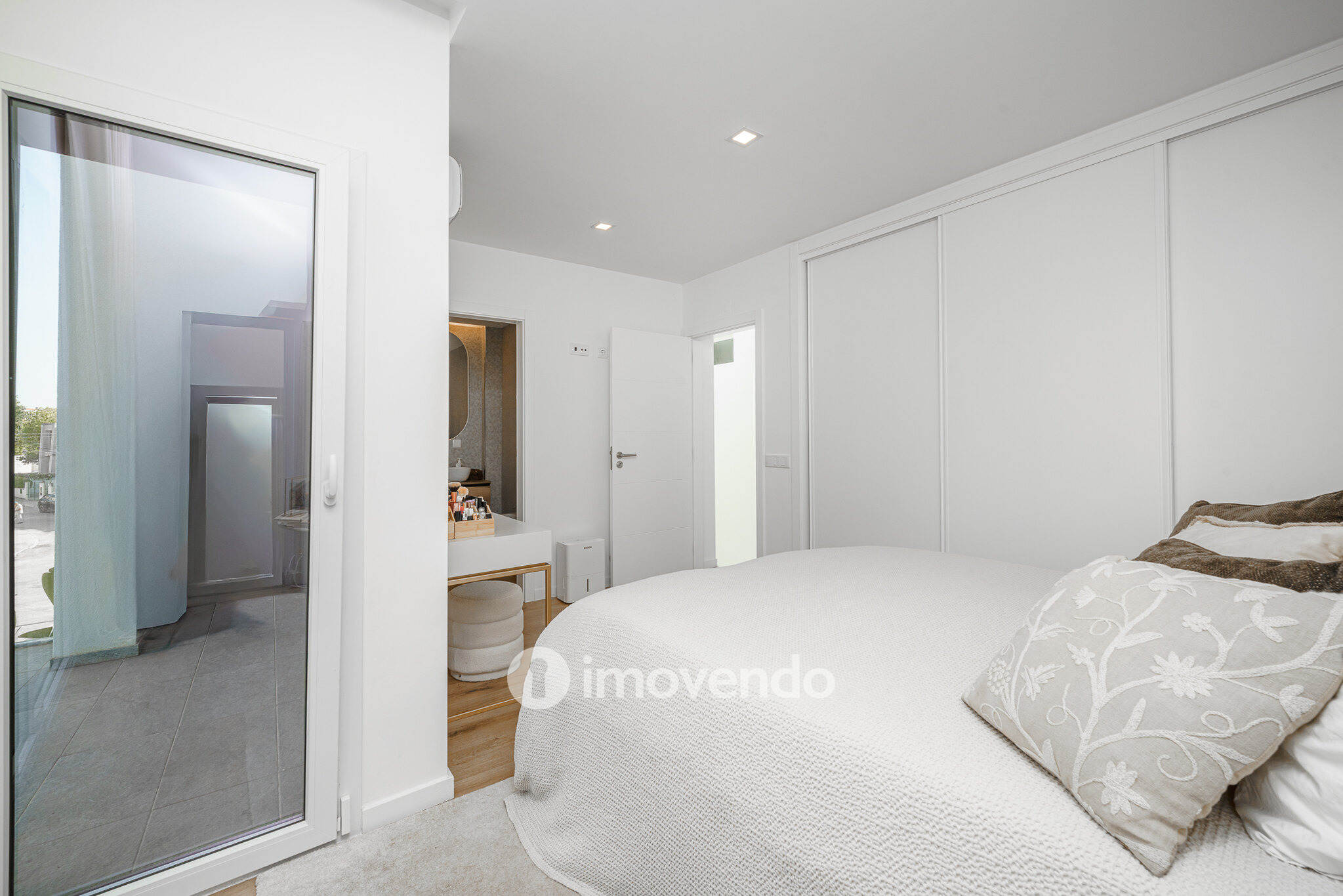 Moradia T3+1 moderna, com piscina e garagem, na Caparica