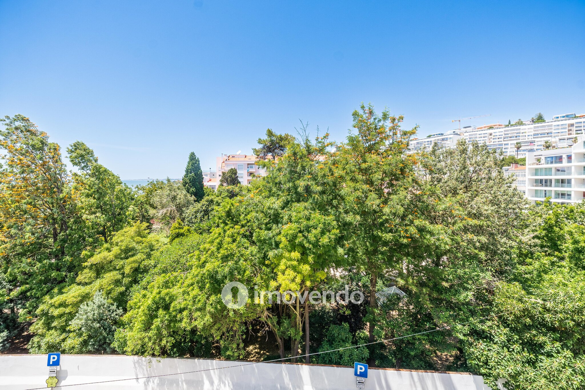 Apartamento T2 totalmente remodelado, com cozinha equipada, em Algés