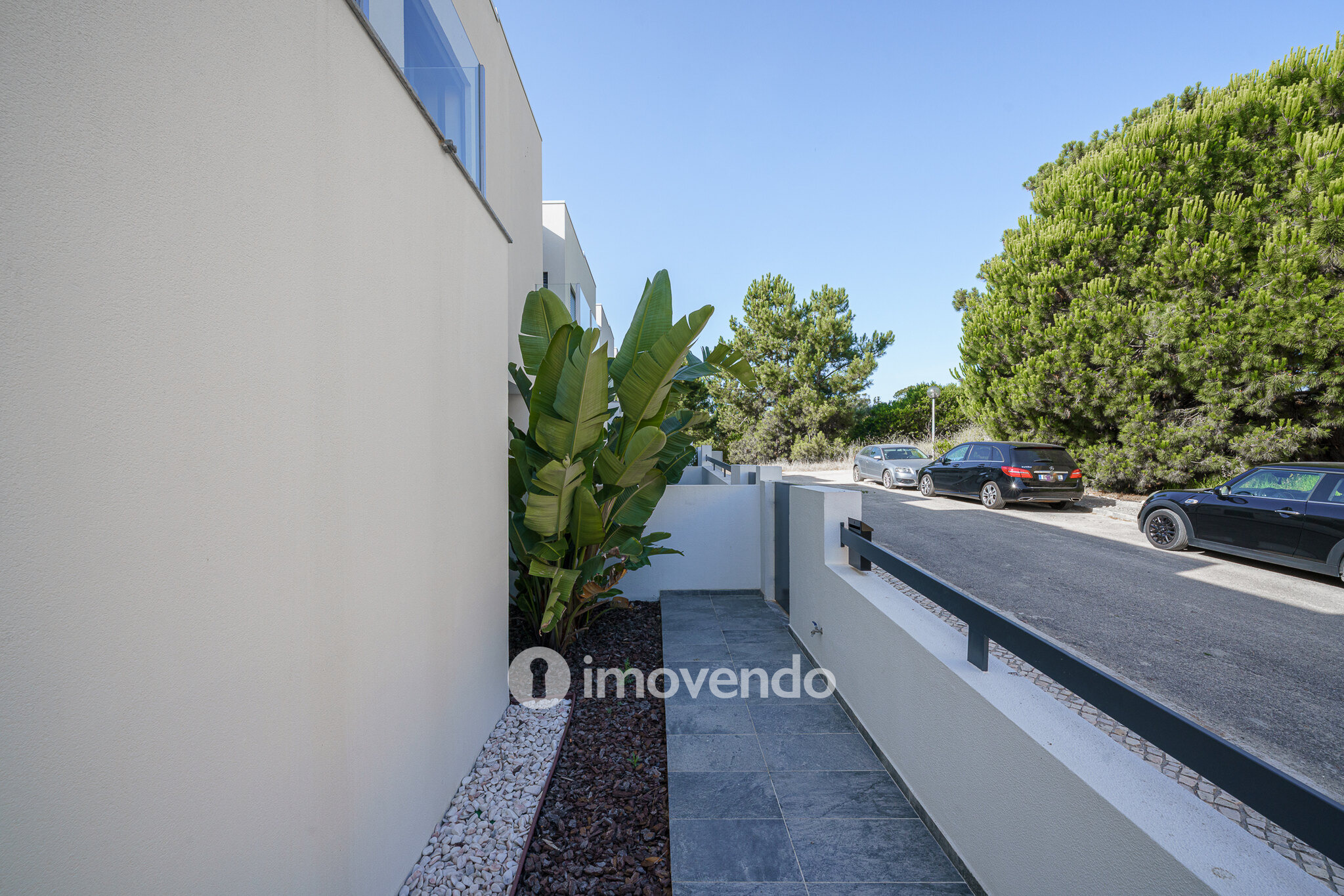 Moradia T3+1 moderna, com piscina e garagem, na Caparica