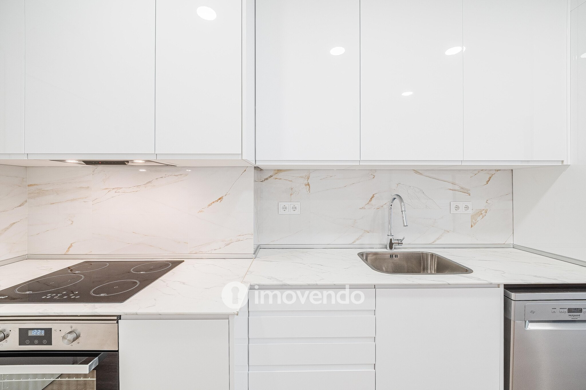 Apartamento T2 totalmente remodelado, com cozinha equipada, em Algés