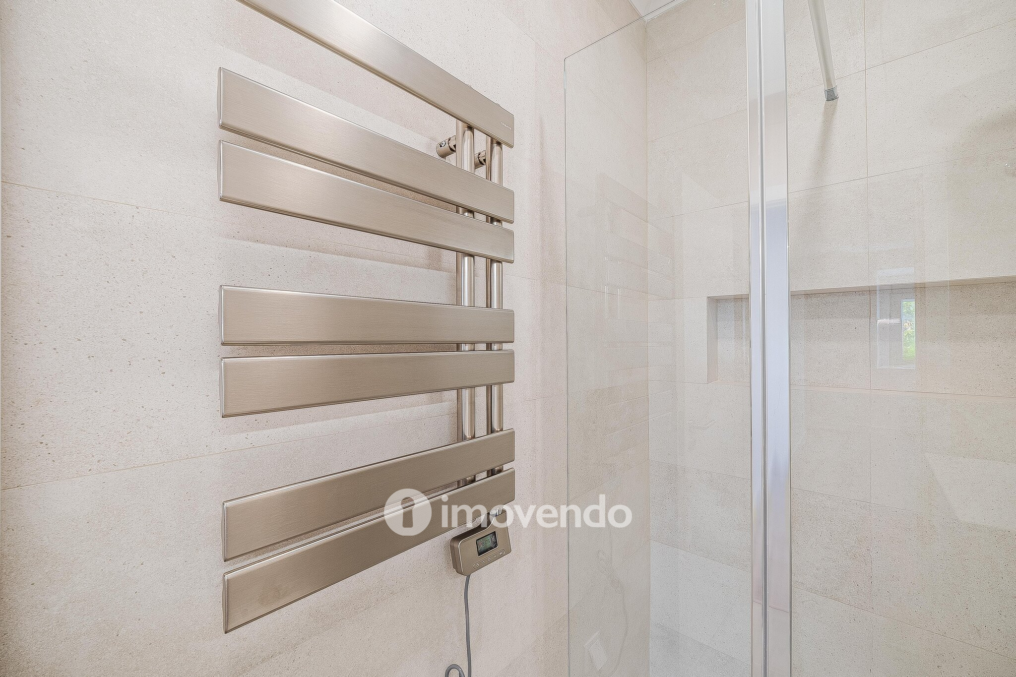 Apartamento T2 totalmente remodelado, com cozinha equipada, em Algés