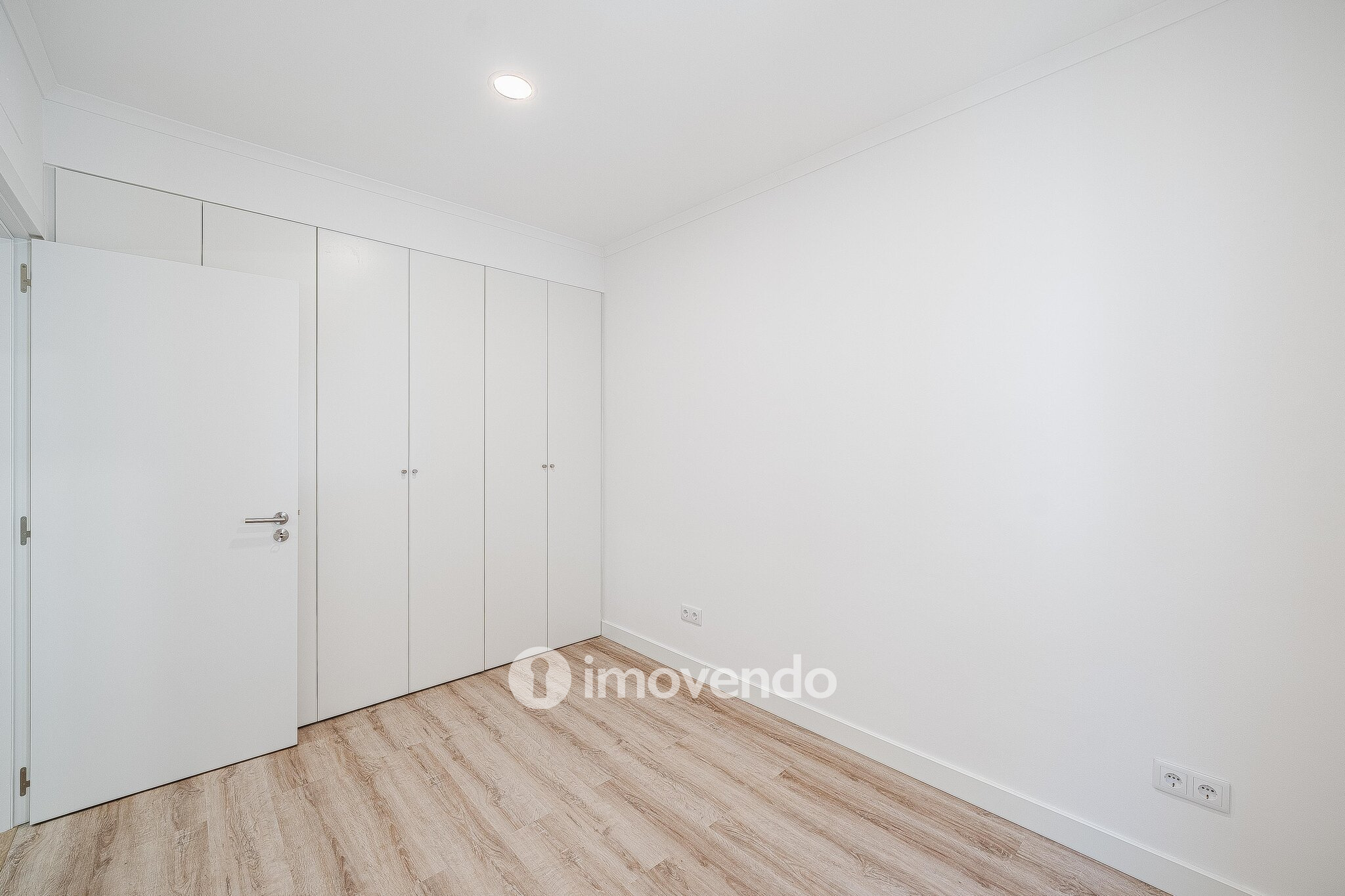 Apartamento T2 totalmente remodelado, com cozinha equipada, em Algés