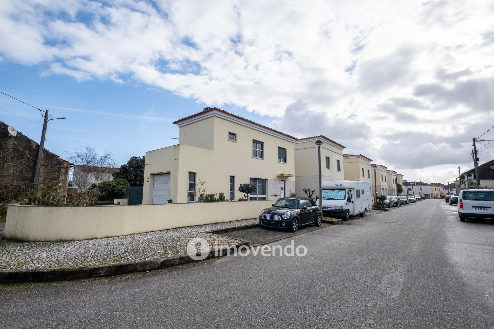 Moradia T3 mobilada e equipada, com garagem e jardim, na Mealhada