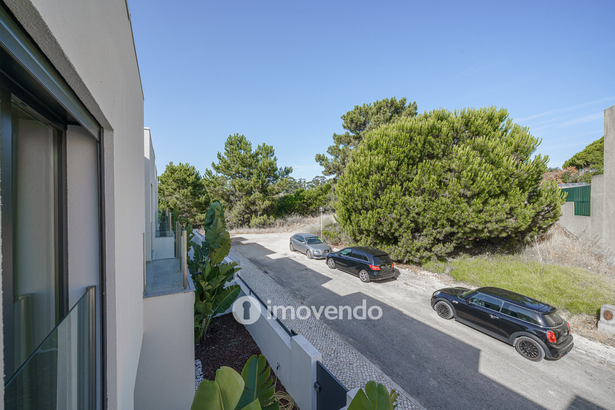 Moradia T3+1 moderna, com piscina e garagem, na Caparica