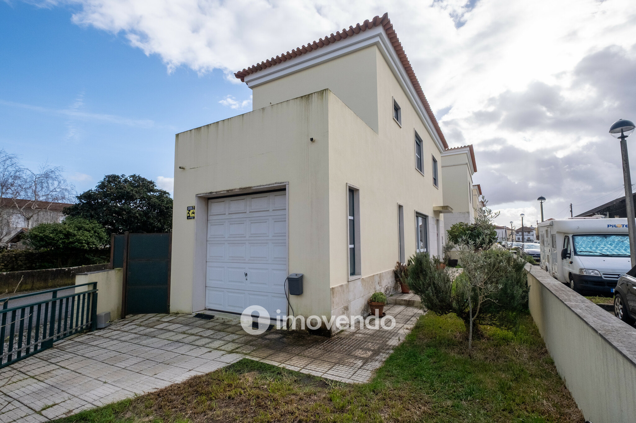 Moradia T3 mobilada e equipada, com garagem e jardim, na Mealhada