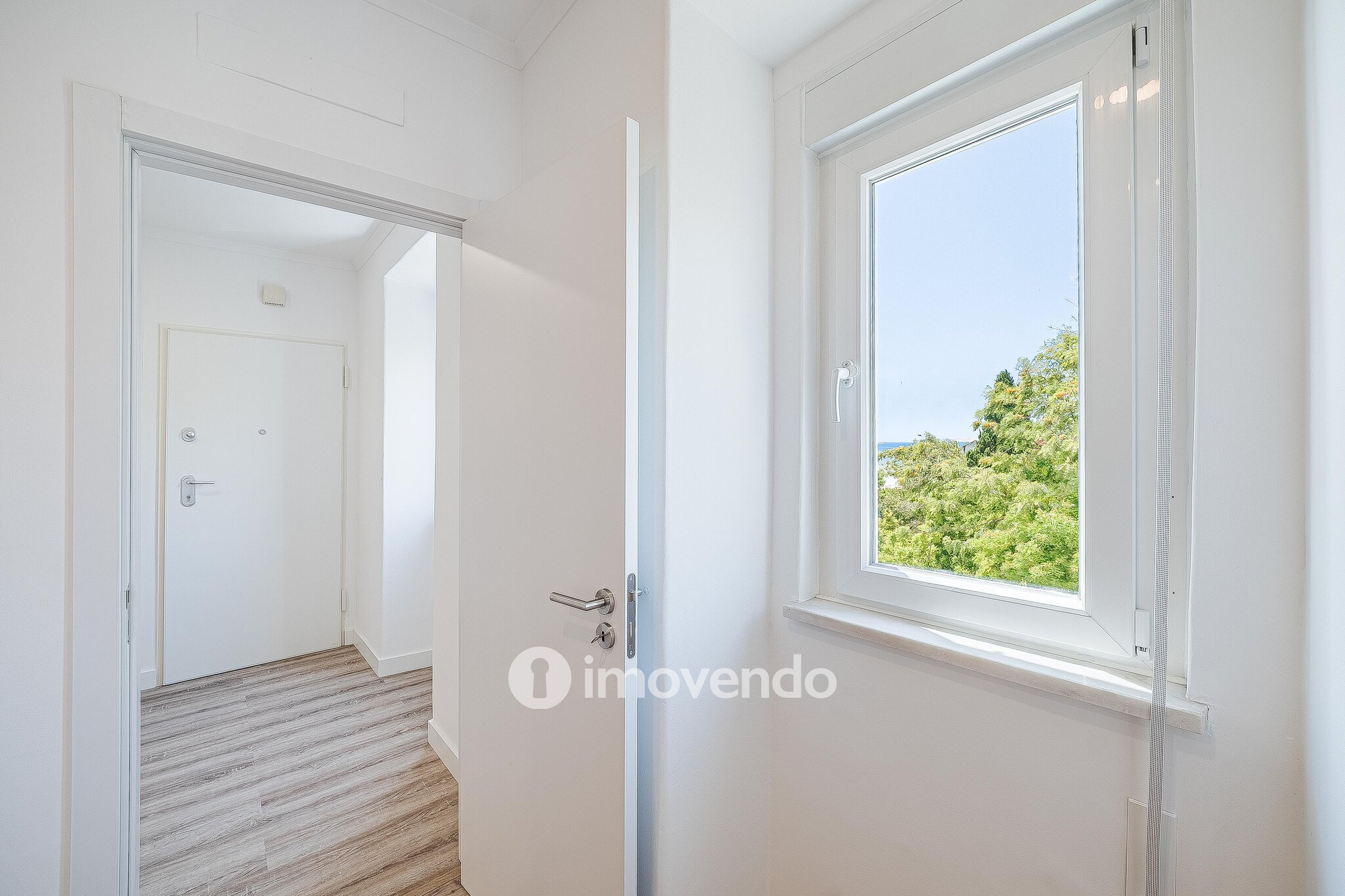 Apartamento T2 totalmente remodelado, com cozinha equipada, em Algés