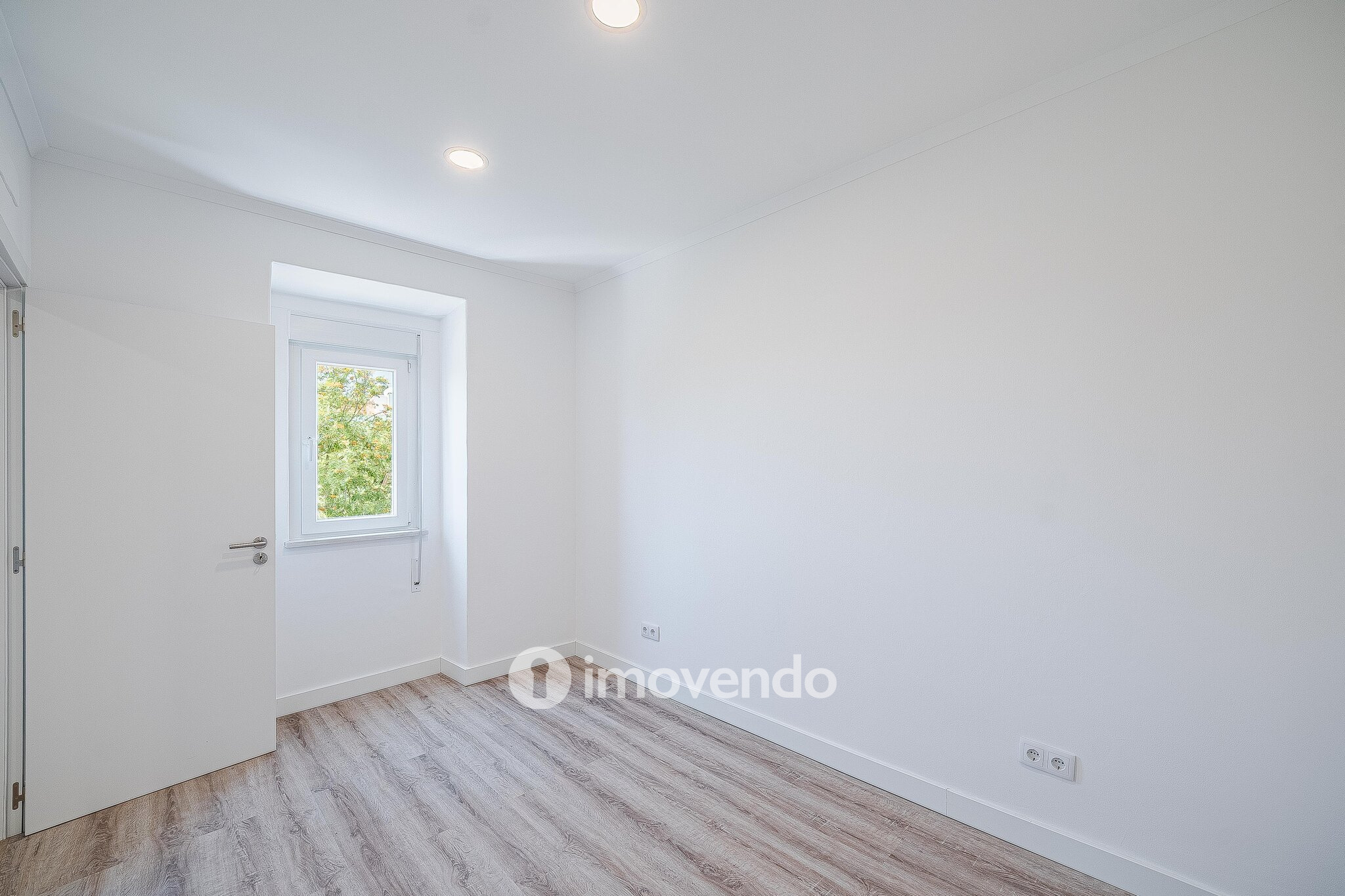 Apartamento T2 totalmente remodelado, com cozinha equipada, em Algés