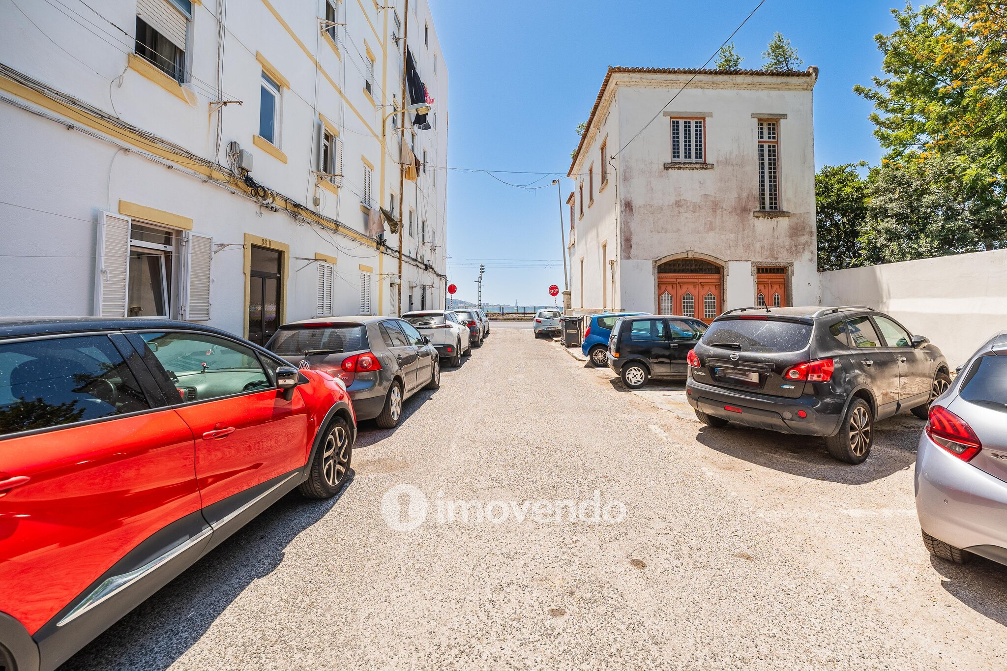 Apartamento T2 totalmente remodelado, com cozinha equipada, em Algés