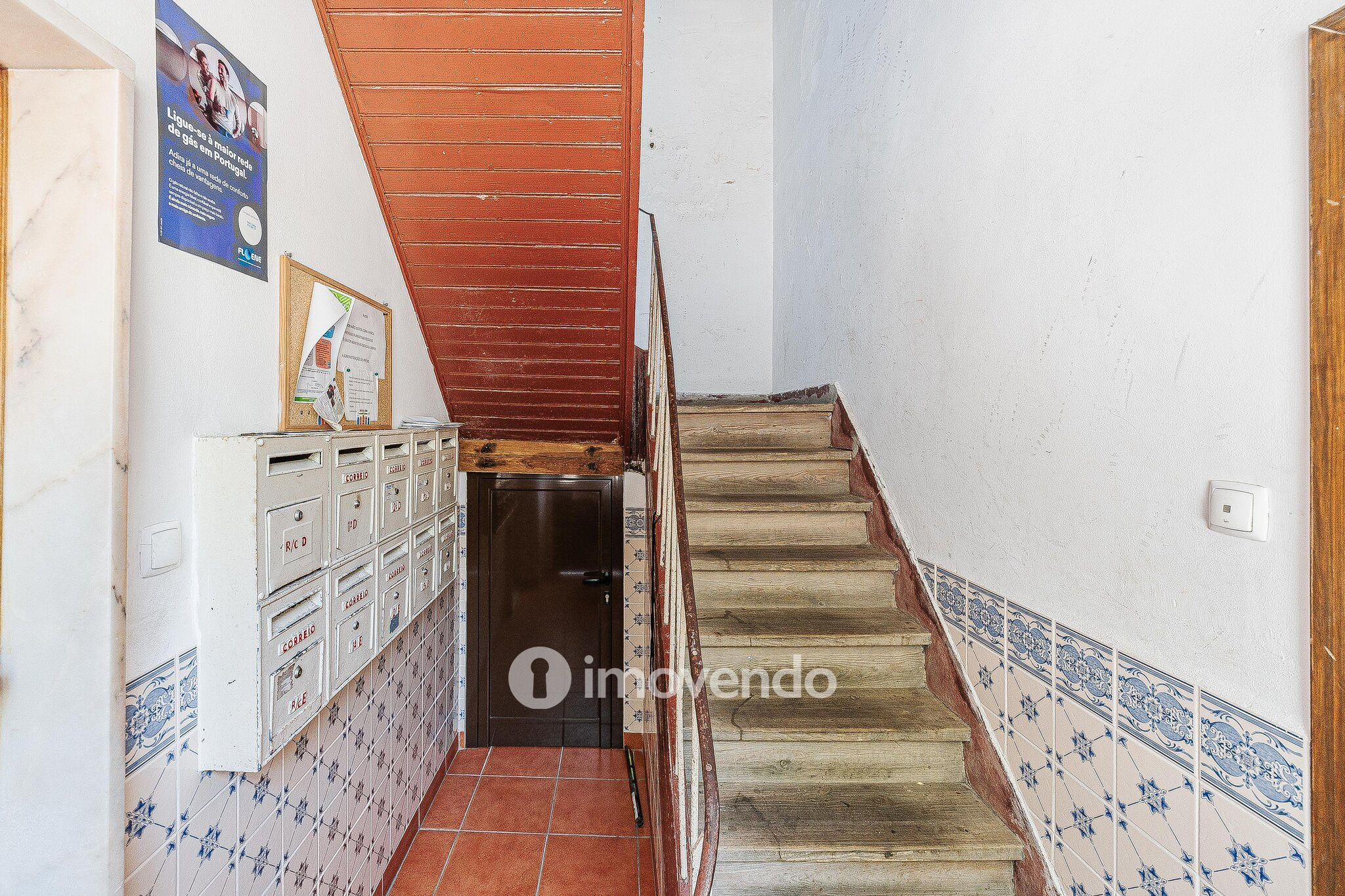 Apartamento T2 totalmente remodelado, com cozinha equipada, em Algés
