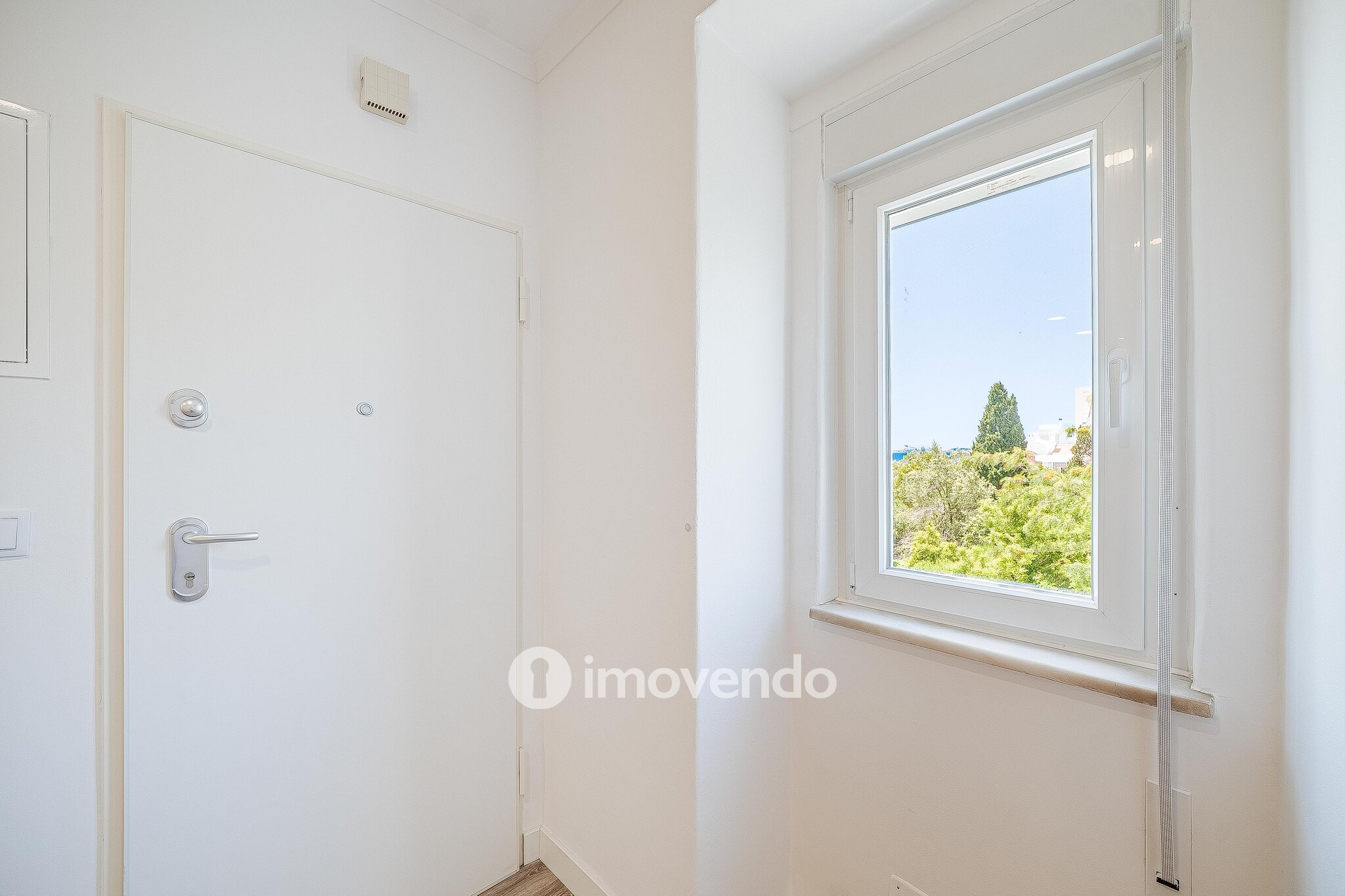Apartamento T2 totalmente remodelado, com cozinha equipada, em Algés